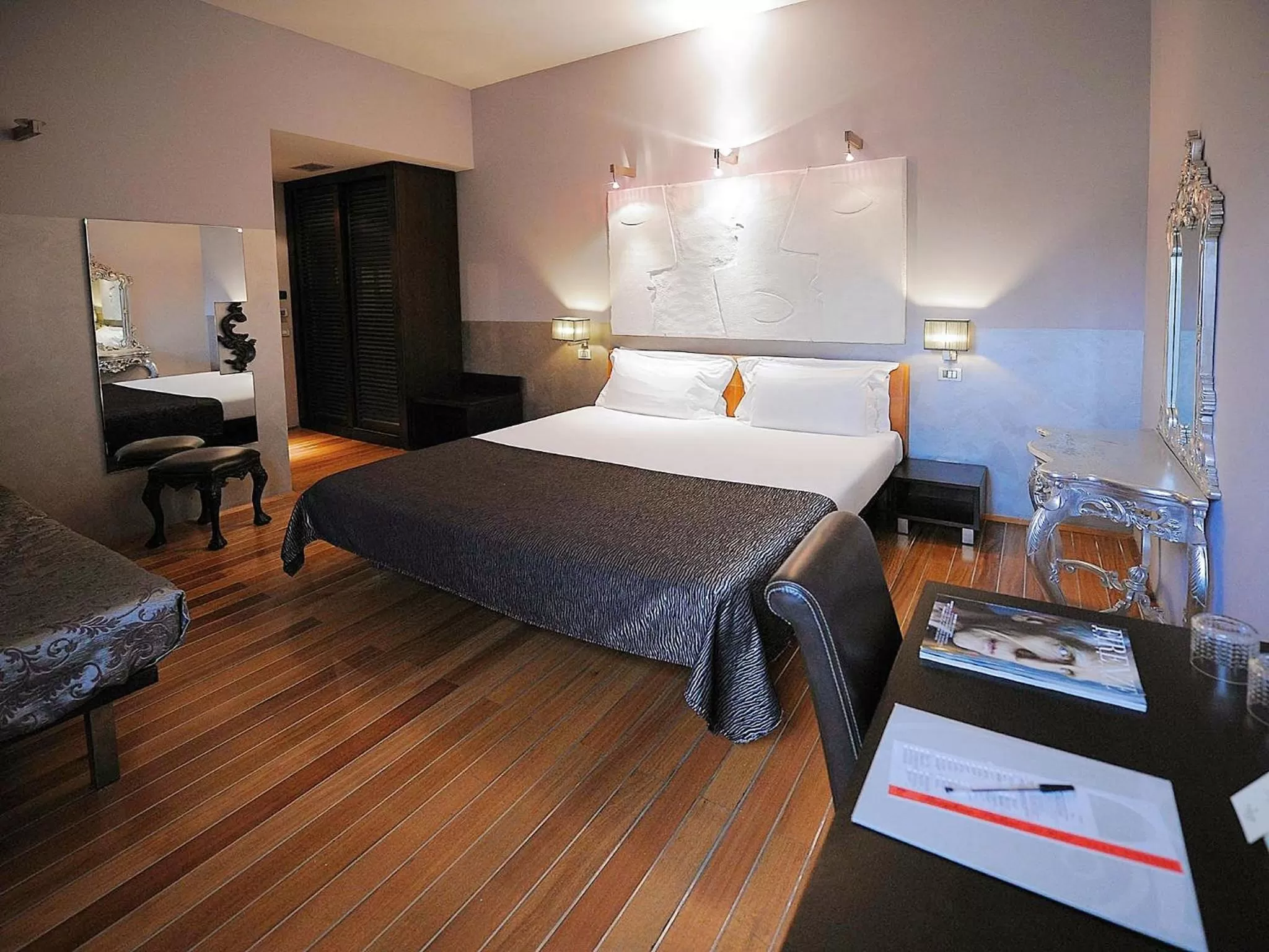 Photo of the whole room, Bed in Borghese Palace Art Hotel