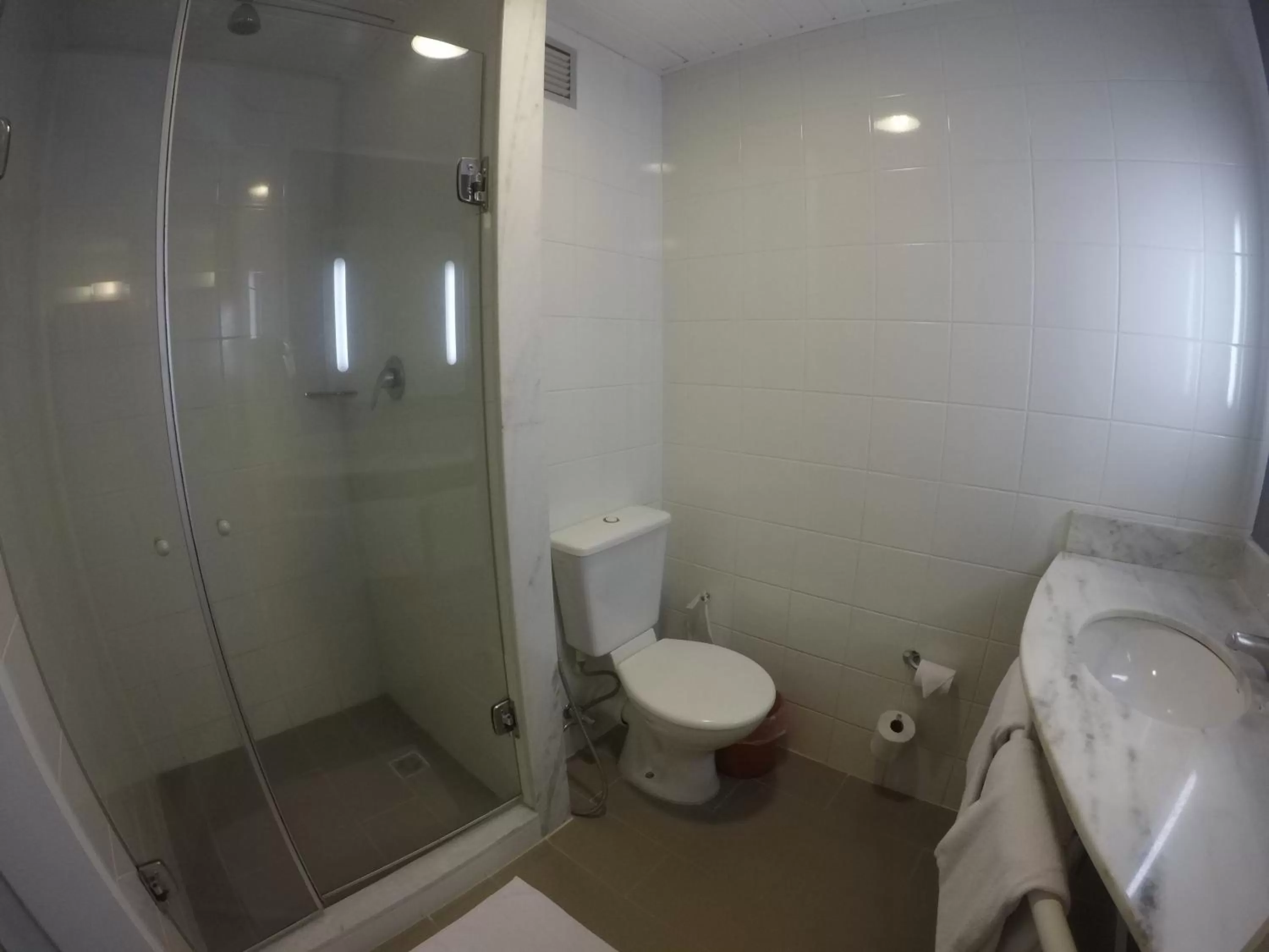 Bathroom in ibis Tambore