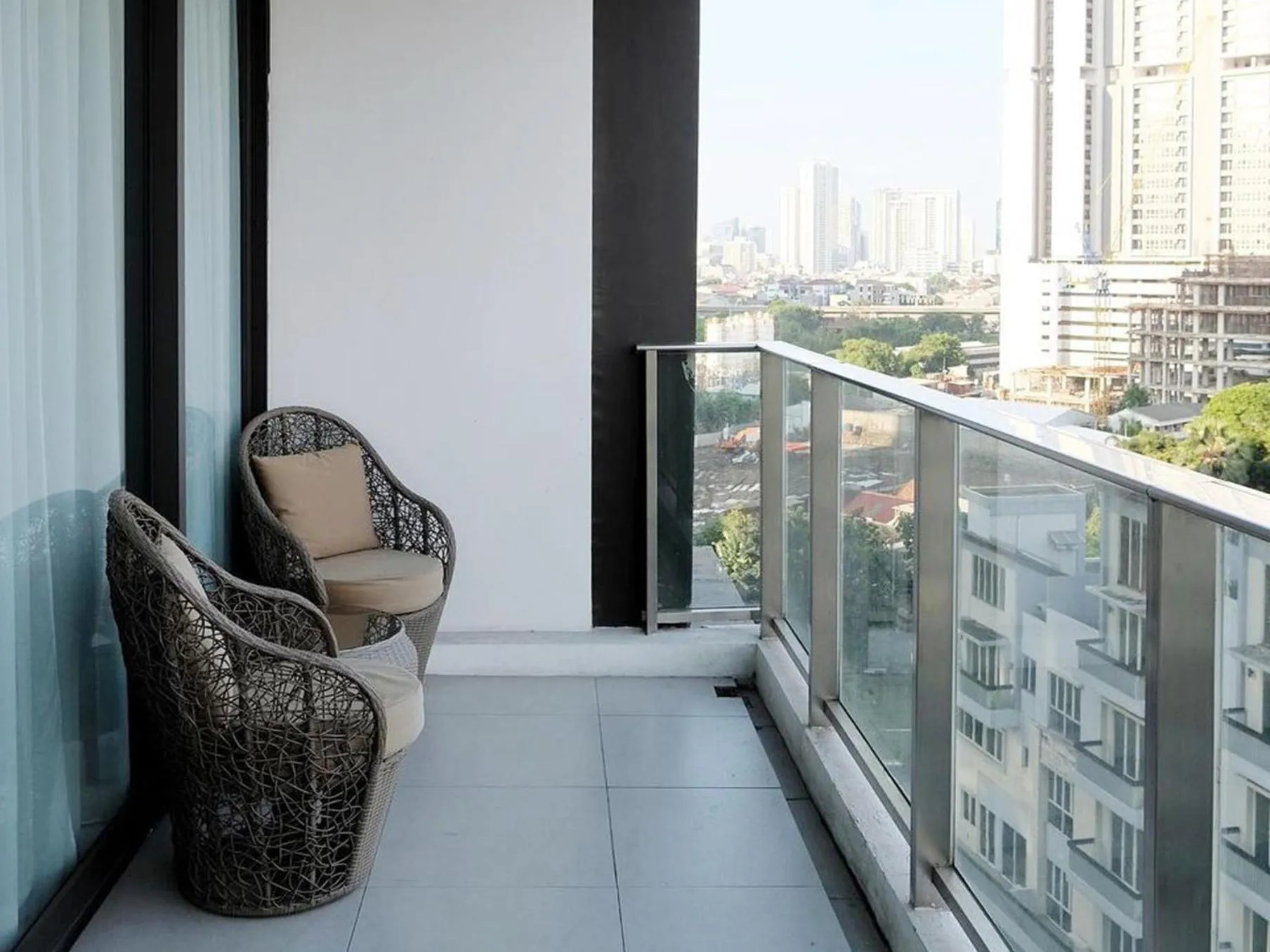 Photo of the whole room, Balcony/Terrace in Crowne Plaza Jakarta Residences, an IHG Hotel