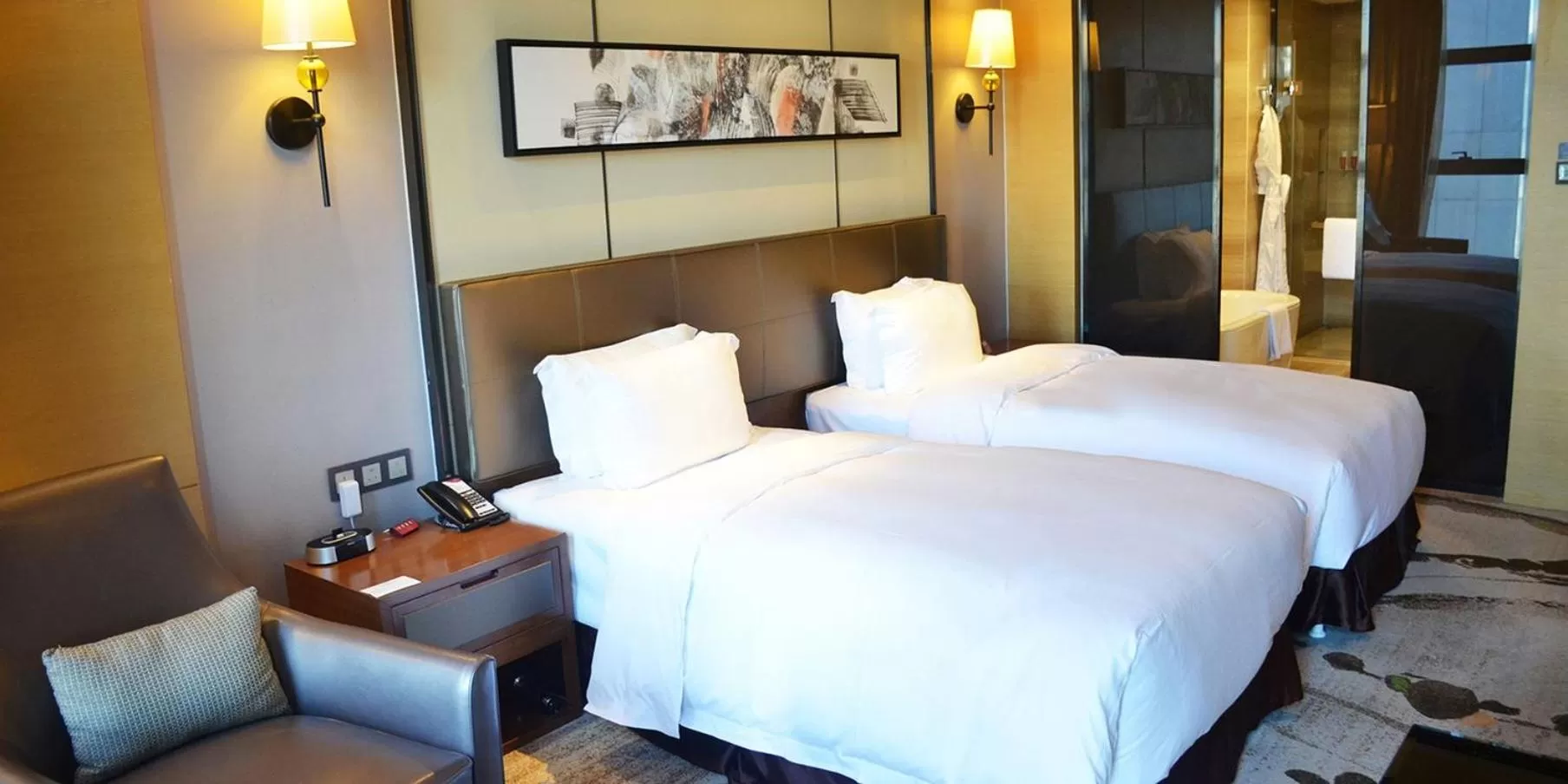 Photo of the whole room, Bed in Crowne Plaza Tianjin Meijiangnan by IHG