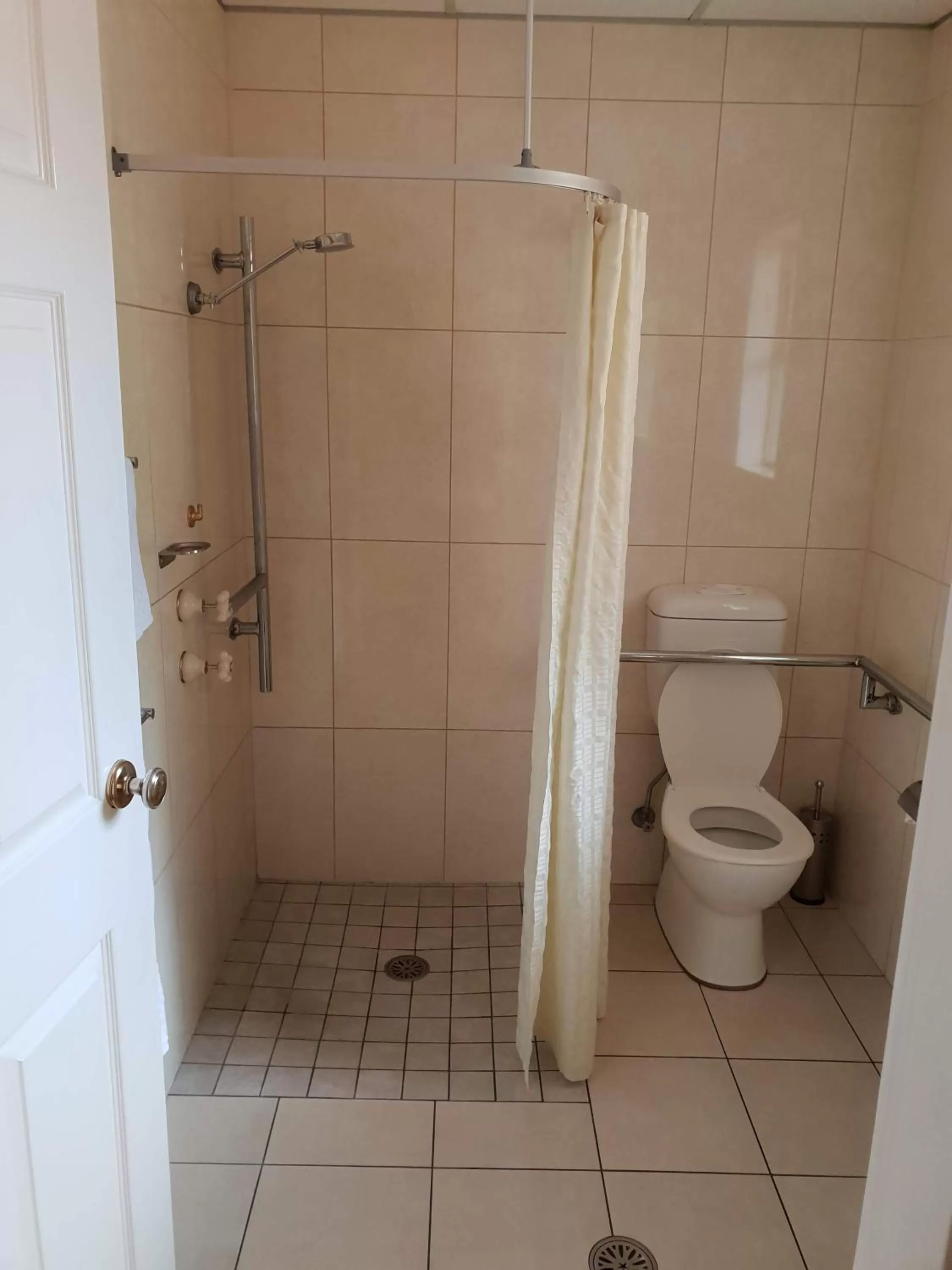 Bathroom in Australian Heritage Motor Inn