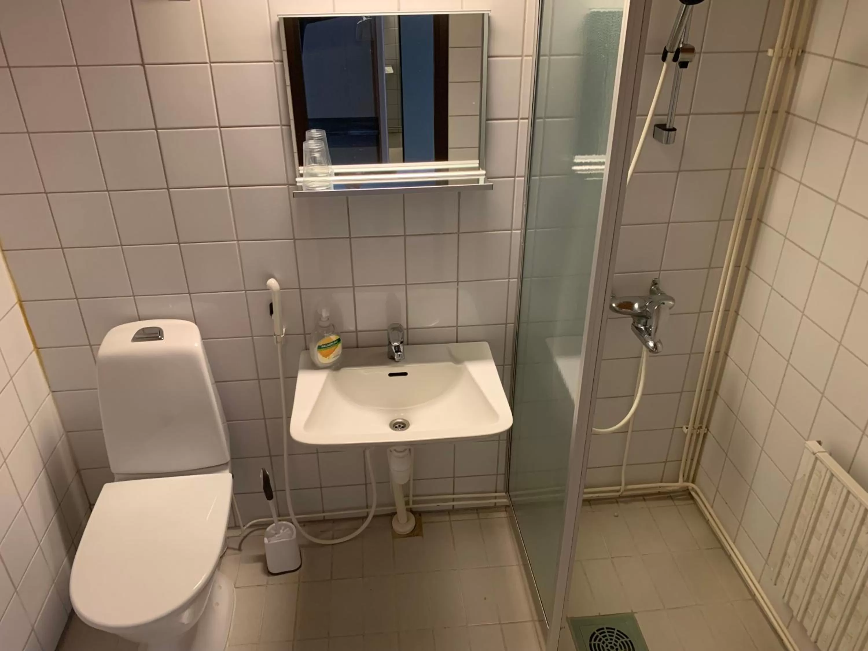 Shower, Bathroom in Hotelli Uninen Äänekoski