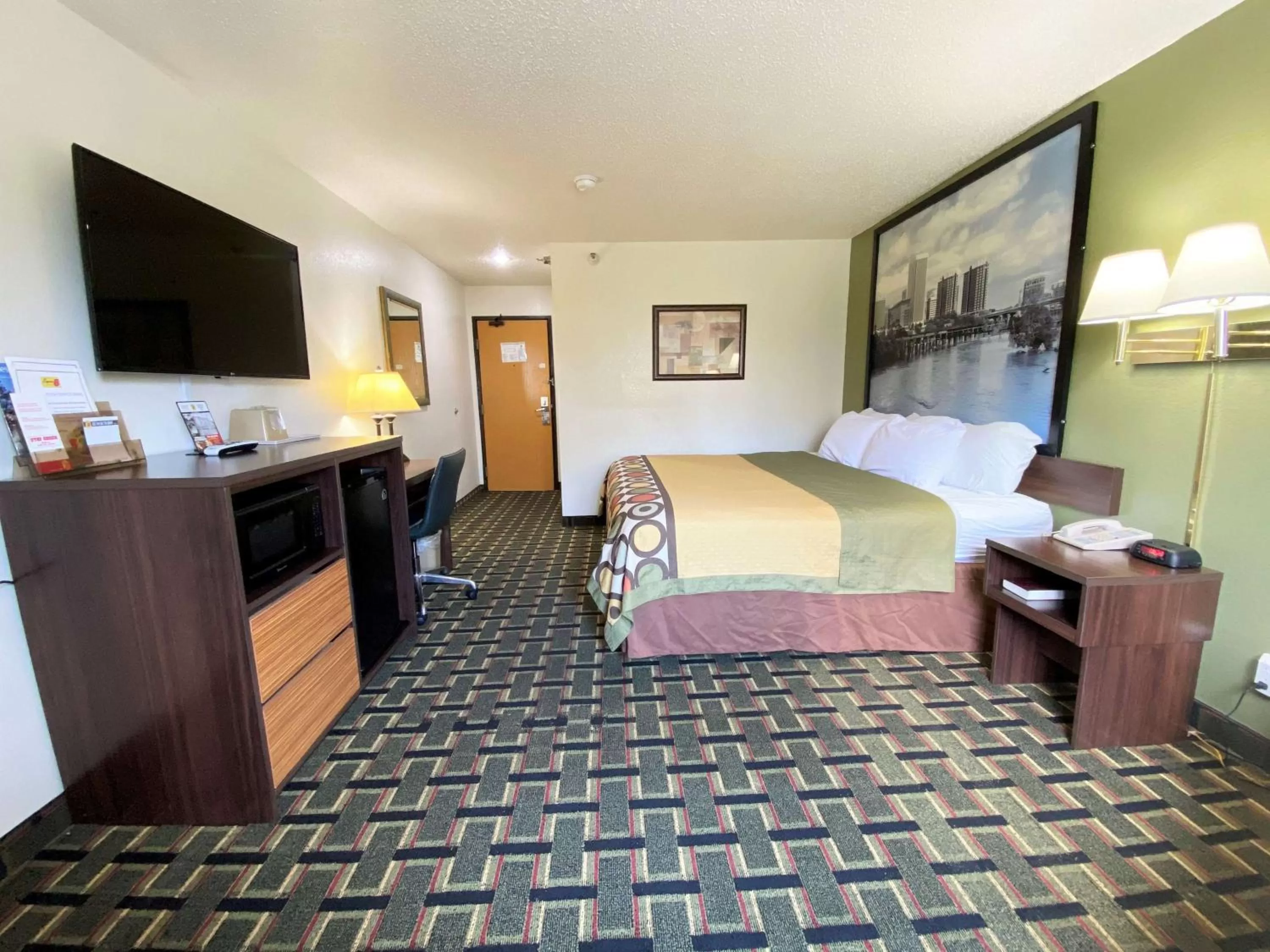 Queen Room - Smoking in Super 8 by Wyndham Newport News/Jefferson Ave.