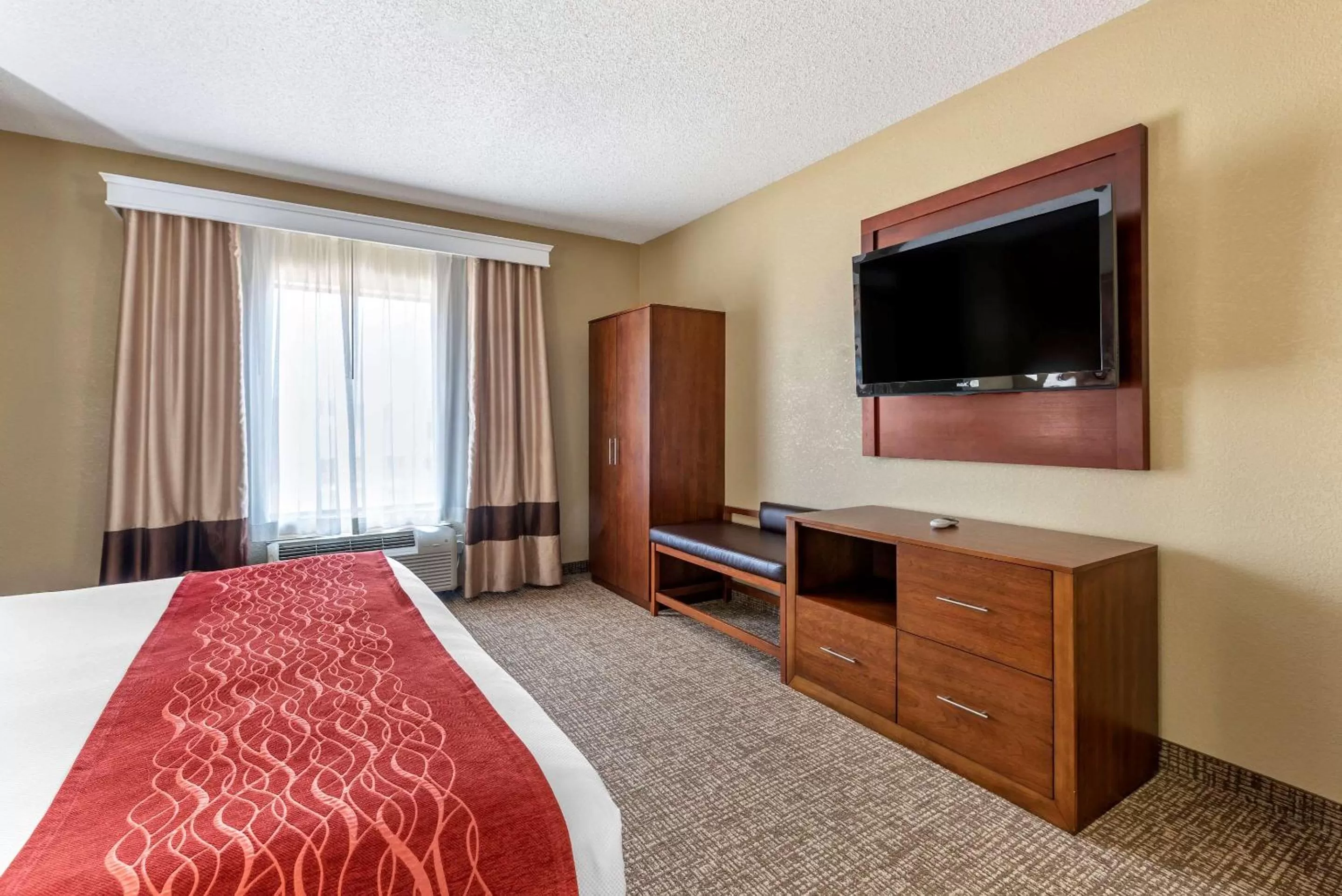 Photo of the whole room, Bed in Comfort Inn & Suites El Dorado