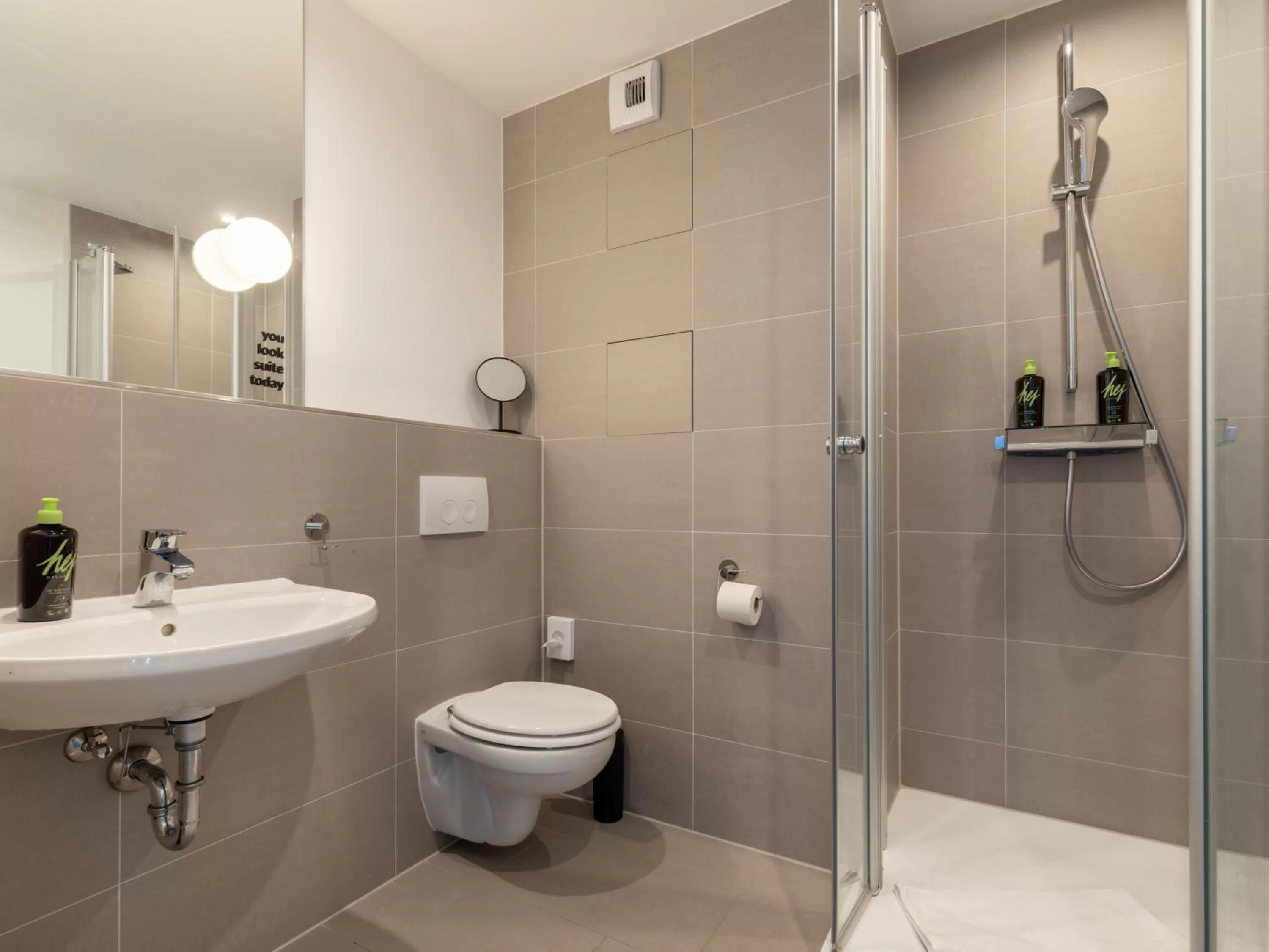 Shower in Limehome Darmstadt Wilhelminenstraße - Digital Access