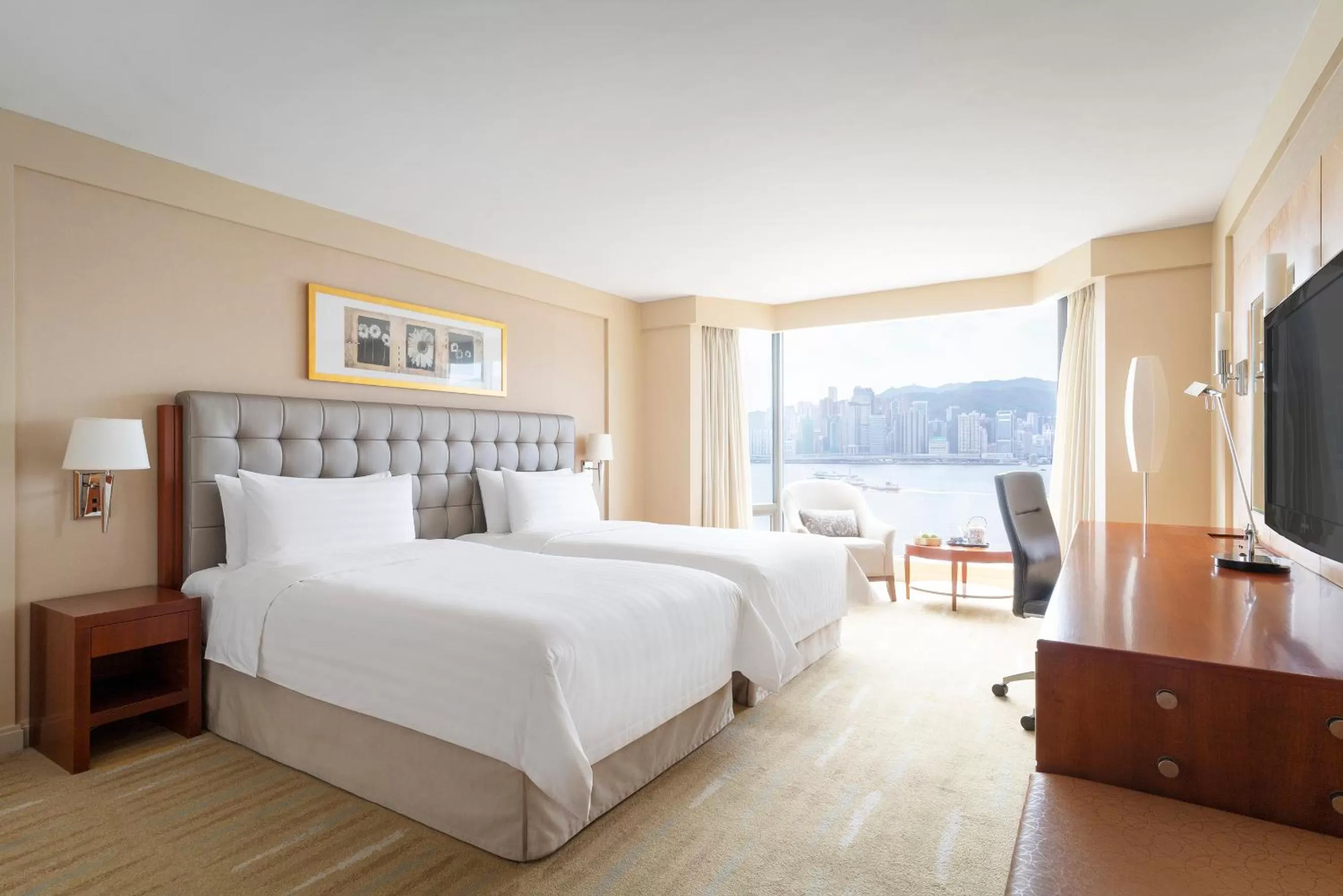 Bedroom, Bed in Kowloon Shangri-La, Hong Kong