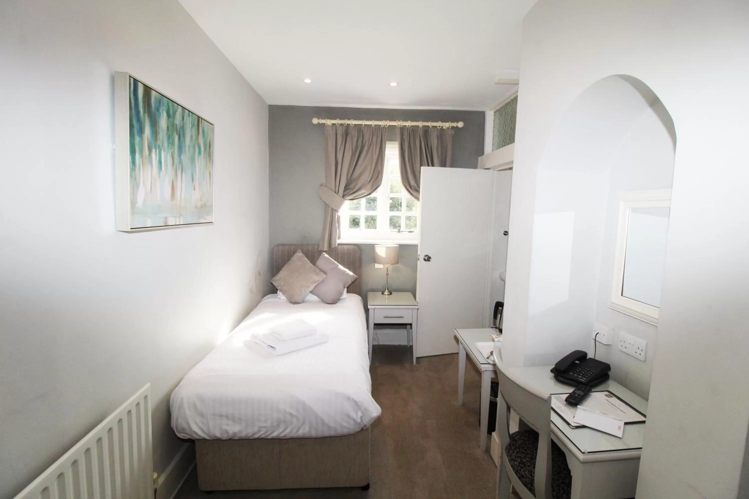 Bedroom, Bed in The Conningbrook Hotel