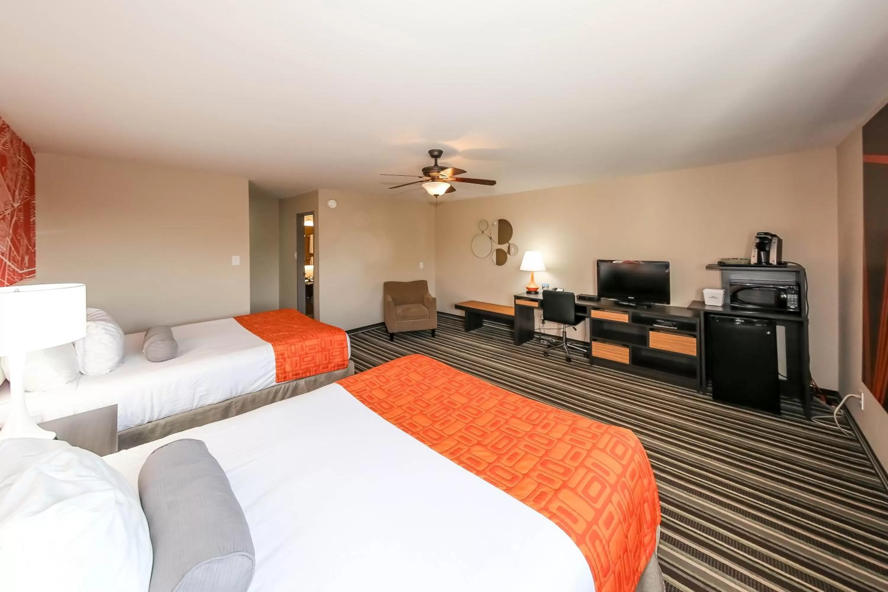 TV and multimedia, Bed in Howard Johnson by Wyndham Winnipeg West