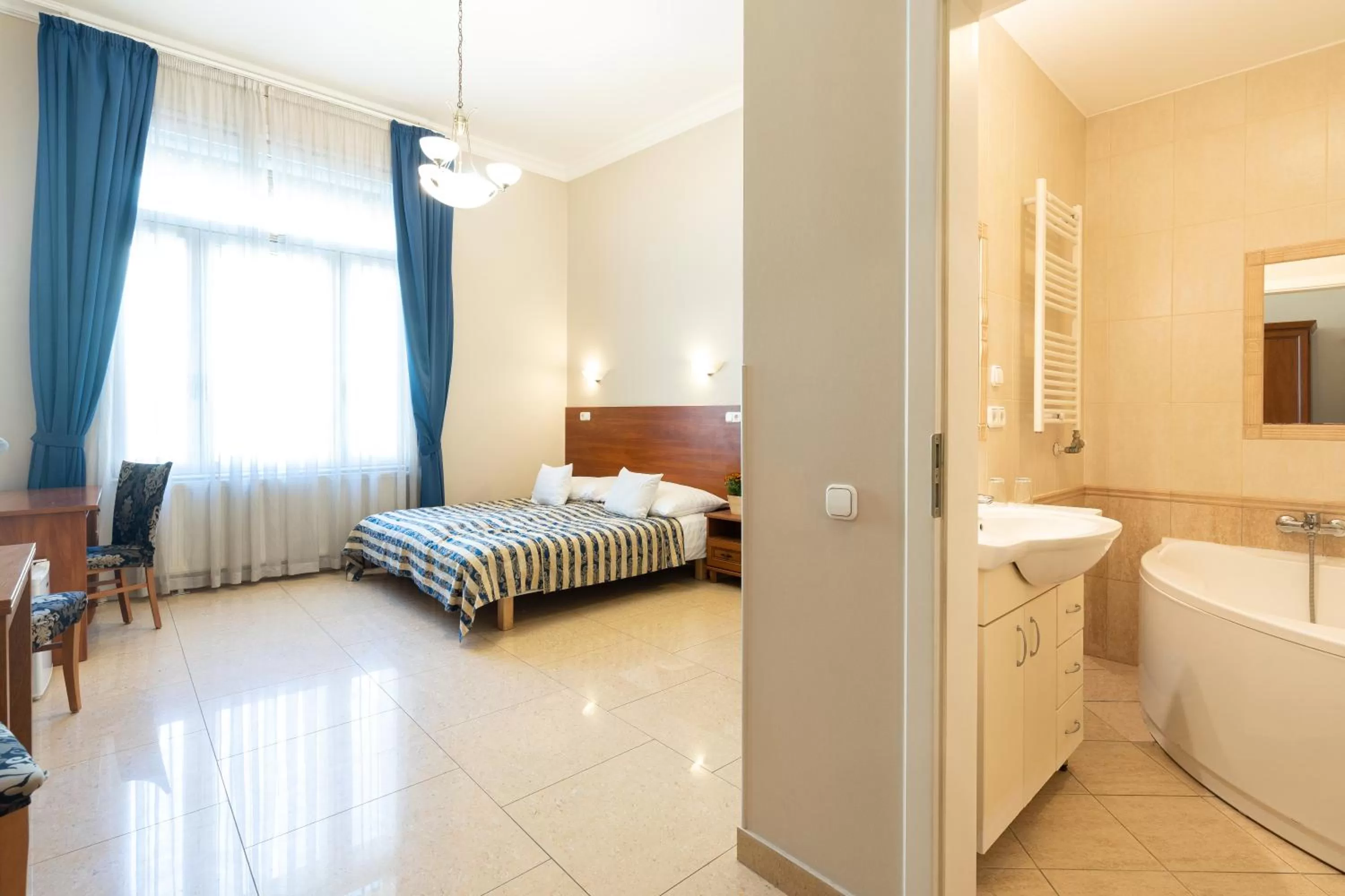 Bathroom, Bed in Budapest Panorama Central