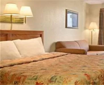 King Room with Sofa - Non-Smoking in Days Inn by Wyndham Apple Valley Pigeon Forge/Sevierville