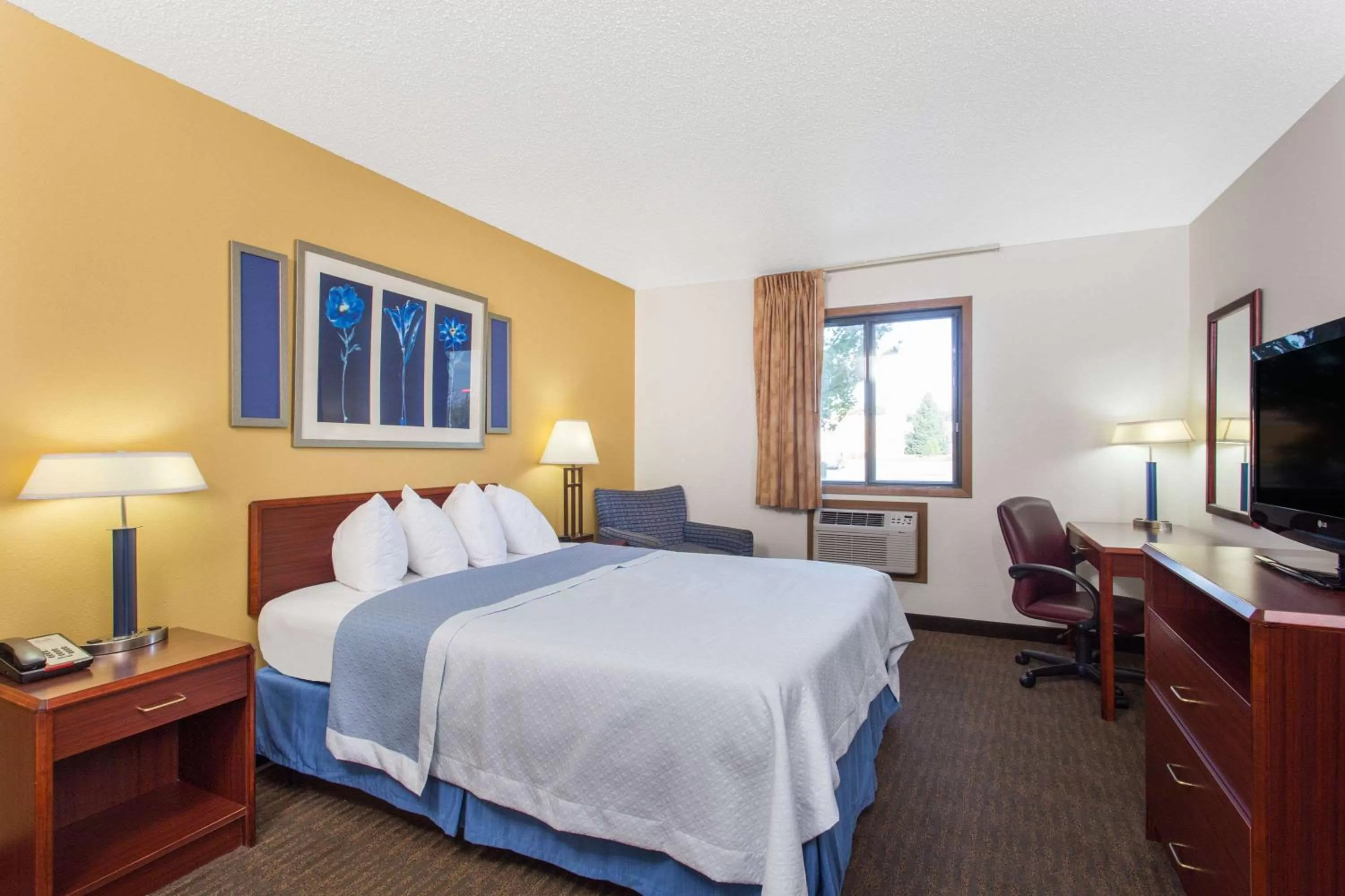 King Studio Suite - Non-Smoking in Days Inn by Wyndham Austin