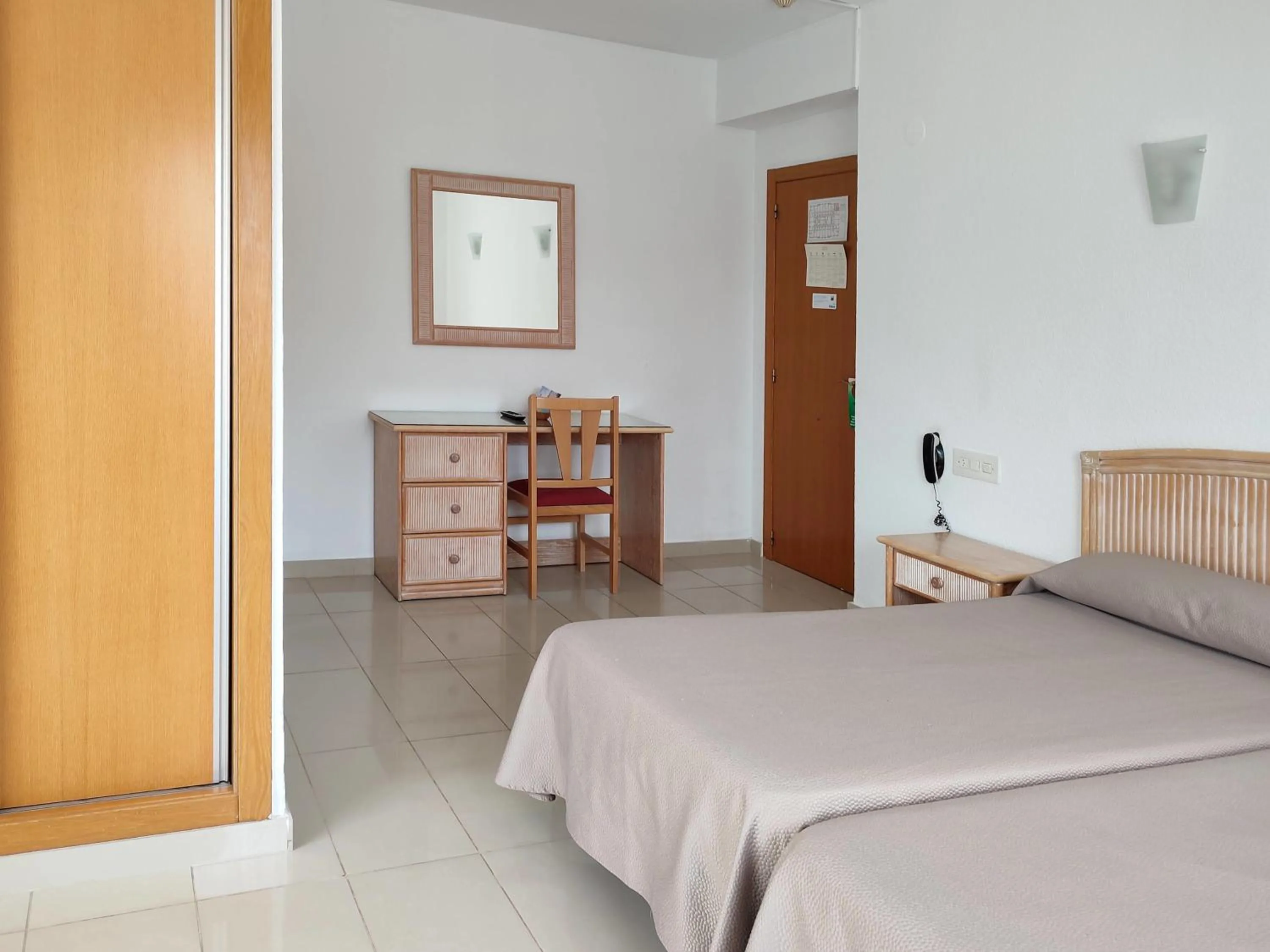 Photo of the whole room, Bed in Hotel Porto