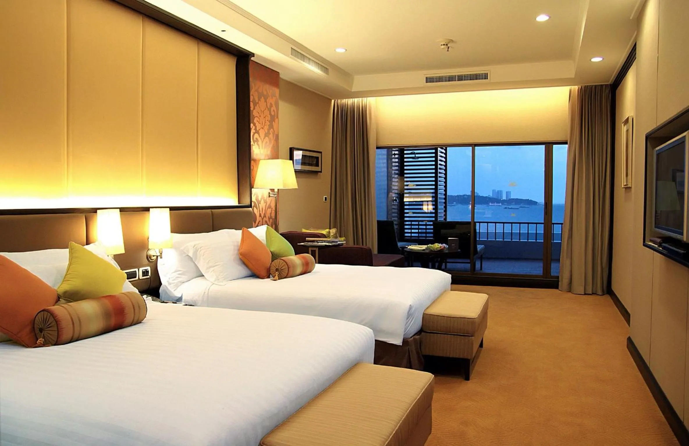 Bedroom, Bed in Dusit Thani Pattaya