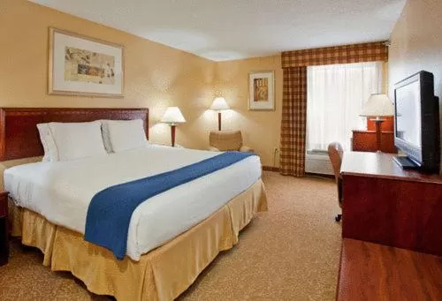 Bed in Holiday Inn Express Hotel & Suites Fenton/I-44 by IHG