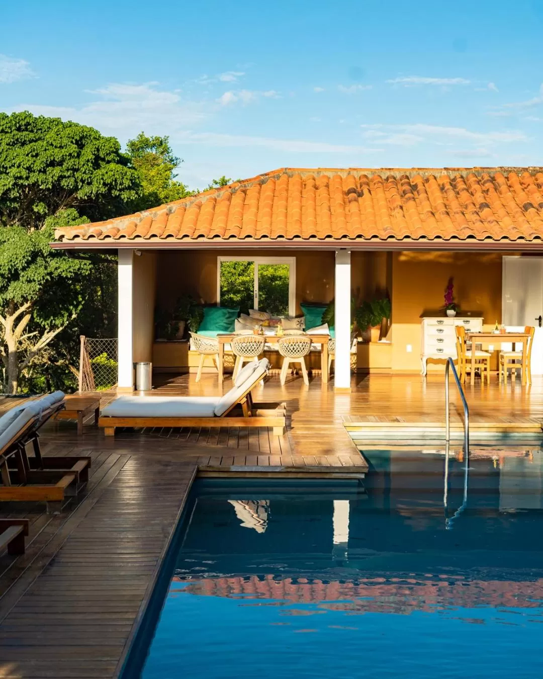 Property building in Jubarte Hotel by Insólito