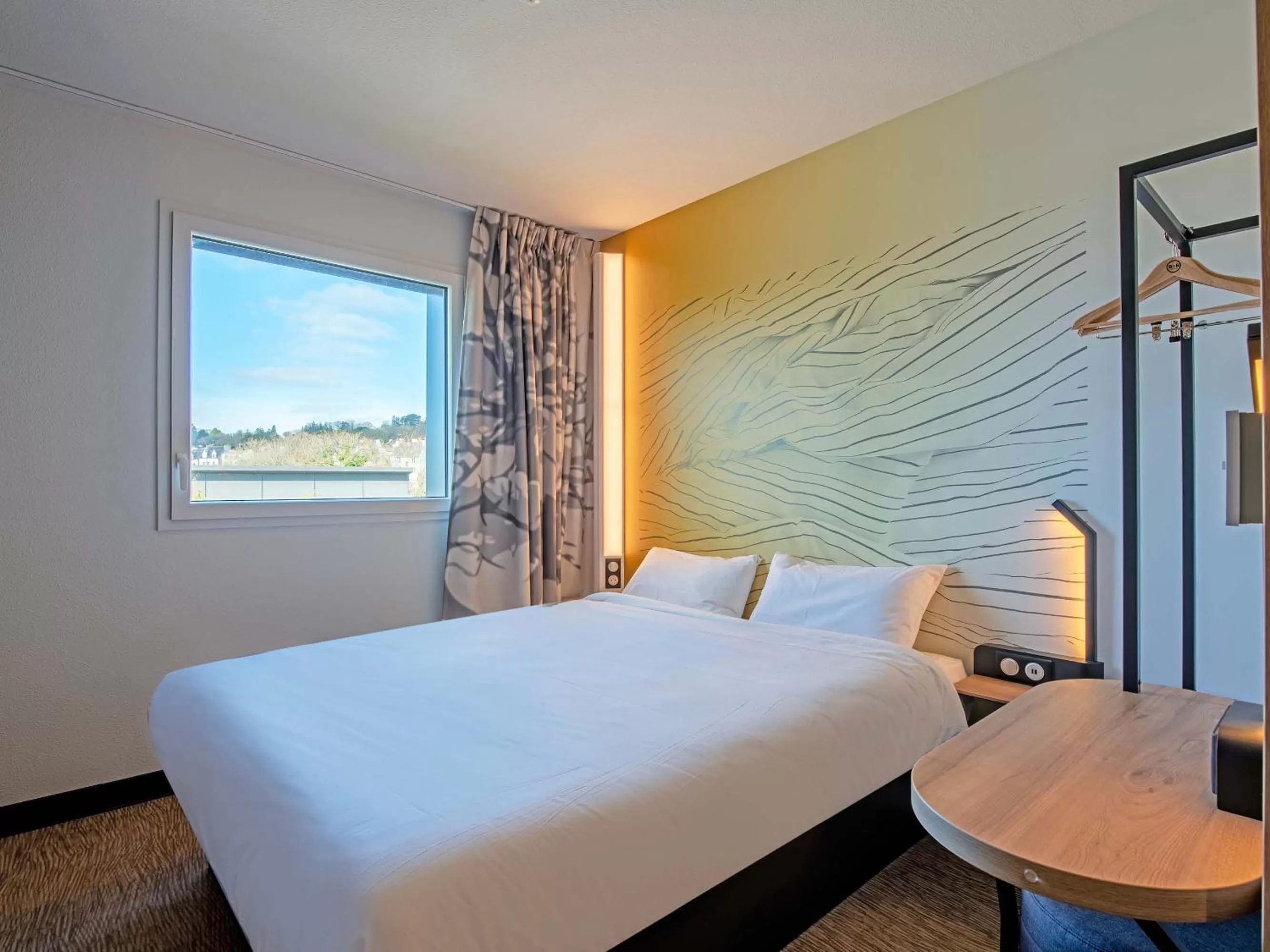 Bedroom, Bed in B&B HOTEL Landerneau Bois Noir