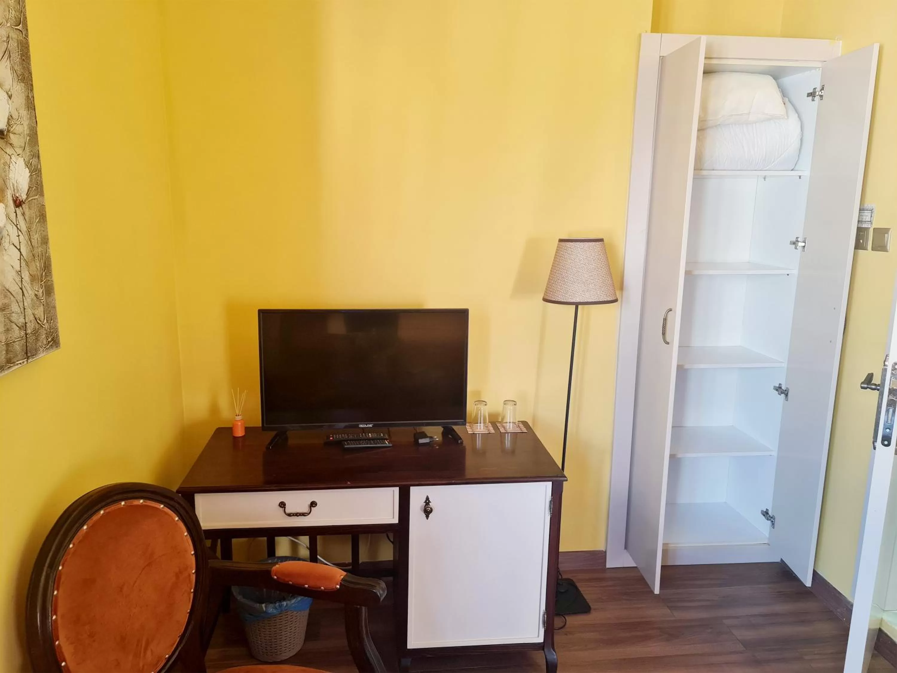 Communal lounge/ TV room, TV/Entertainment Center in SOFIA BOUTIQUE HOTEL