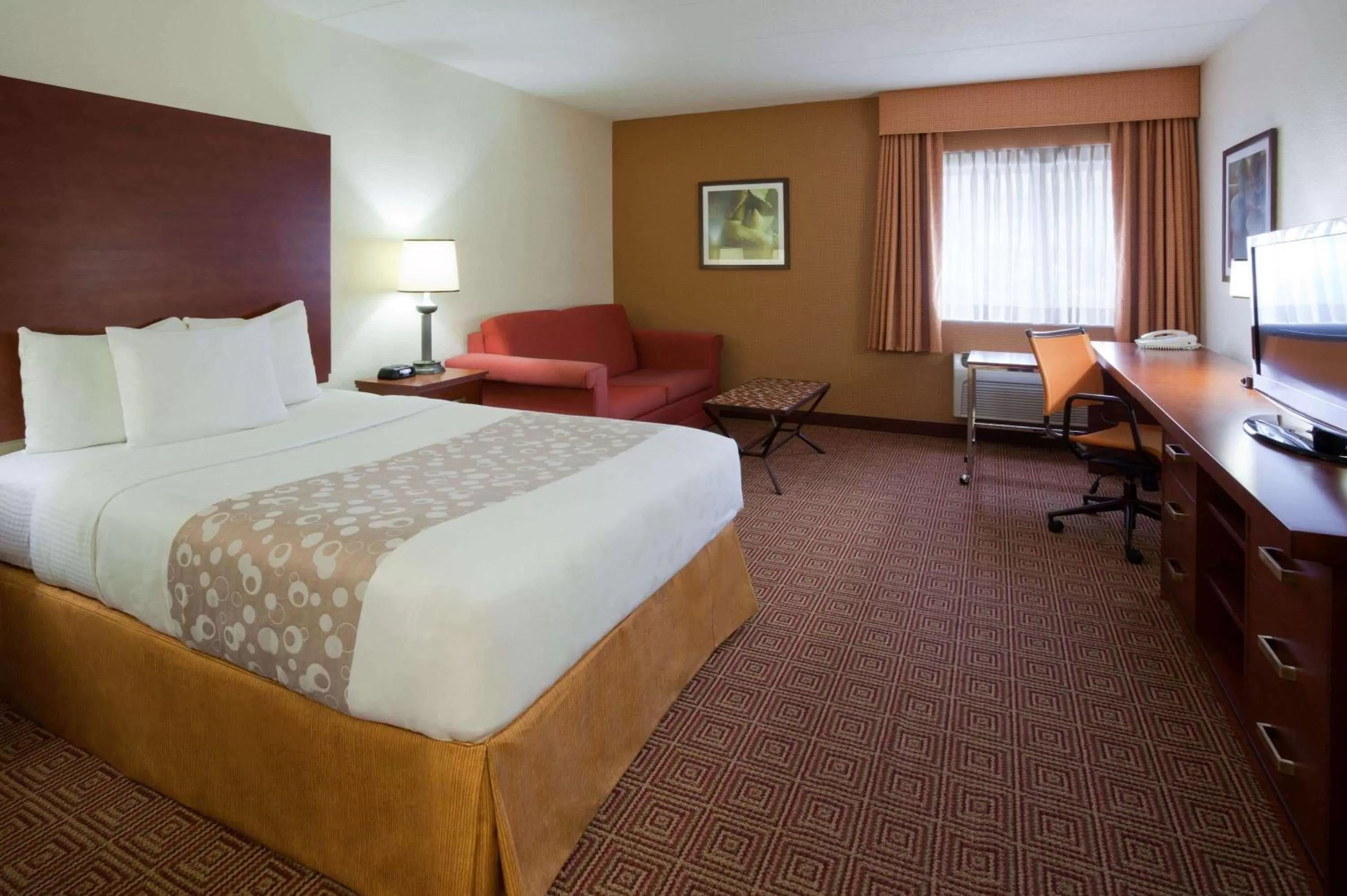 Photo of the whole room, Bed in La Quinta Inn by Wyndham Minneapolis Airport Bloomington