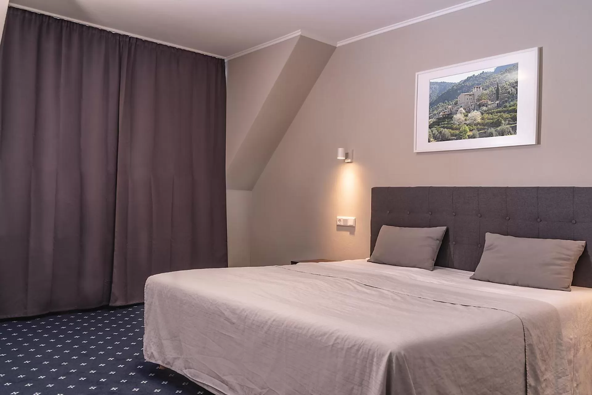 Photo of the whole room, Bed in El Capitan nähe Movie Park