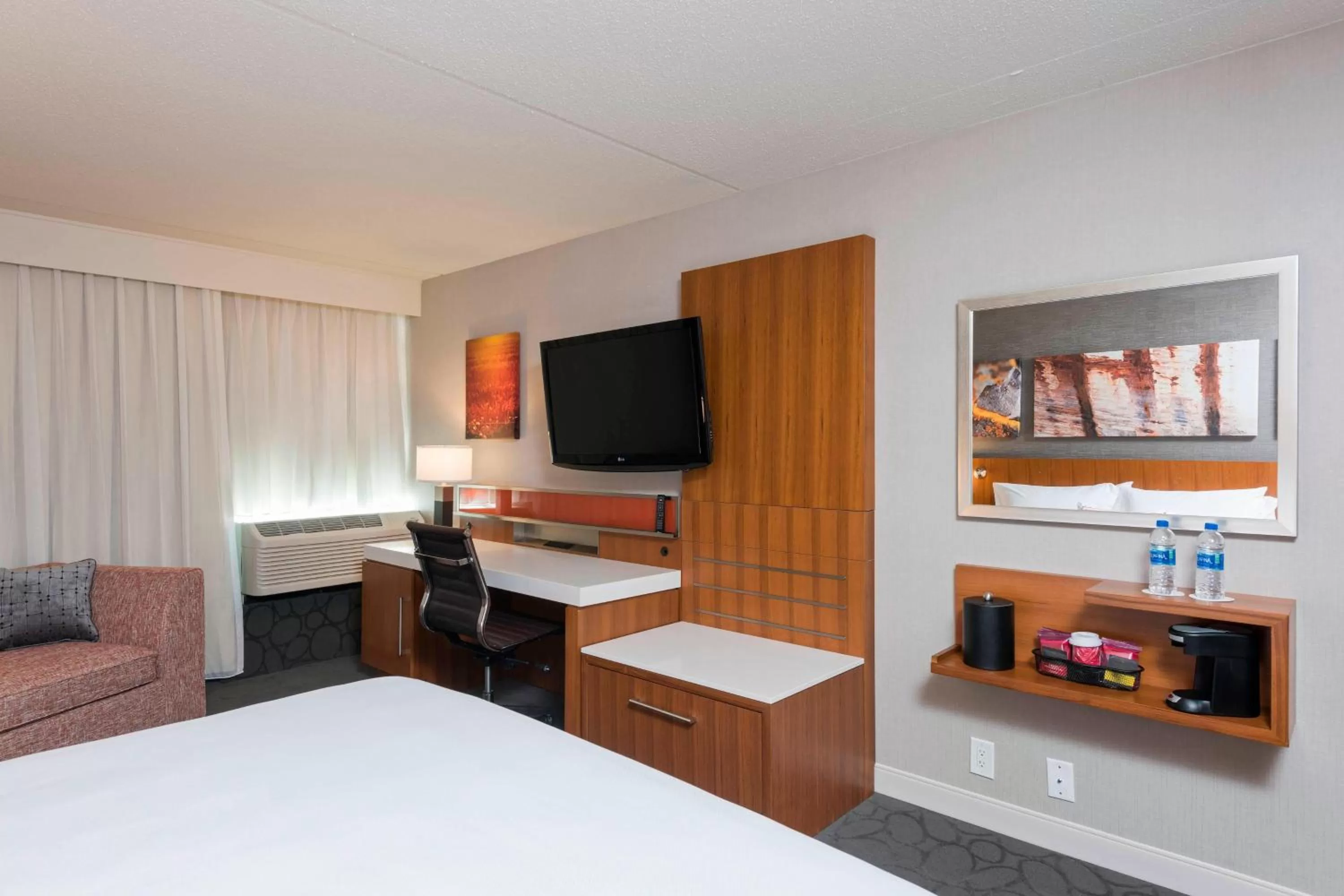 Photo of the whole room, Bed in Delta Hotels by Marriott Grand Rapids Airport