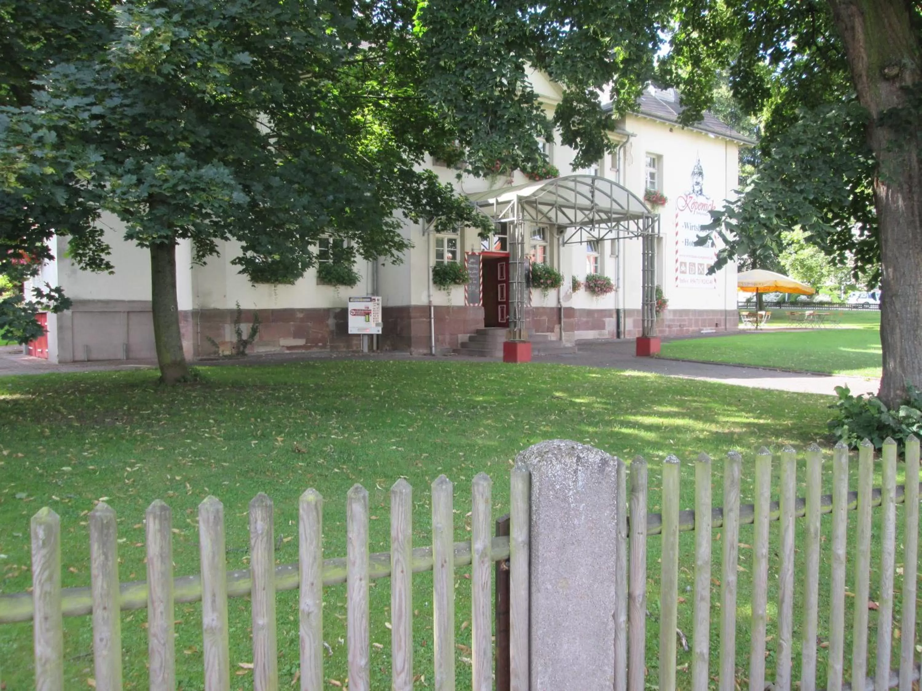 Facade/entrance, Swimming Pool in Hotel Villa Wirtshaus Köpenick