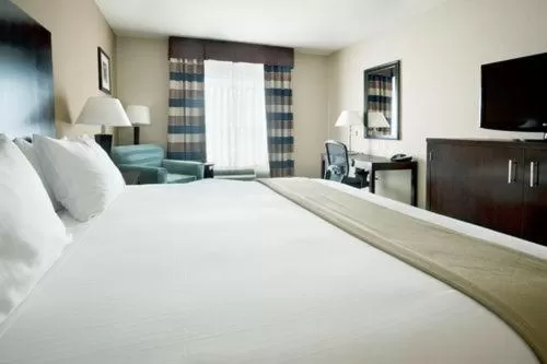 Bed in Holiday Inn Express Hotel & Suites Houston NW Beltway 8-West Road by IHG