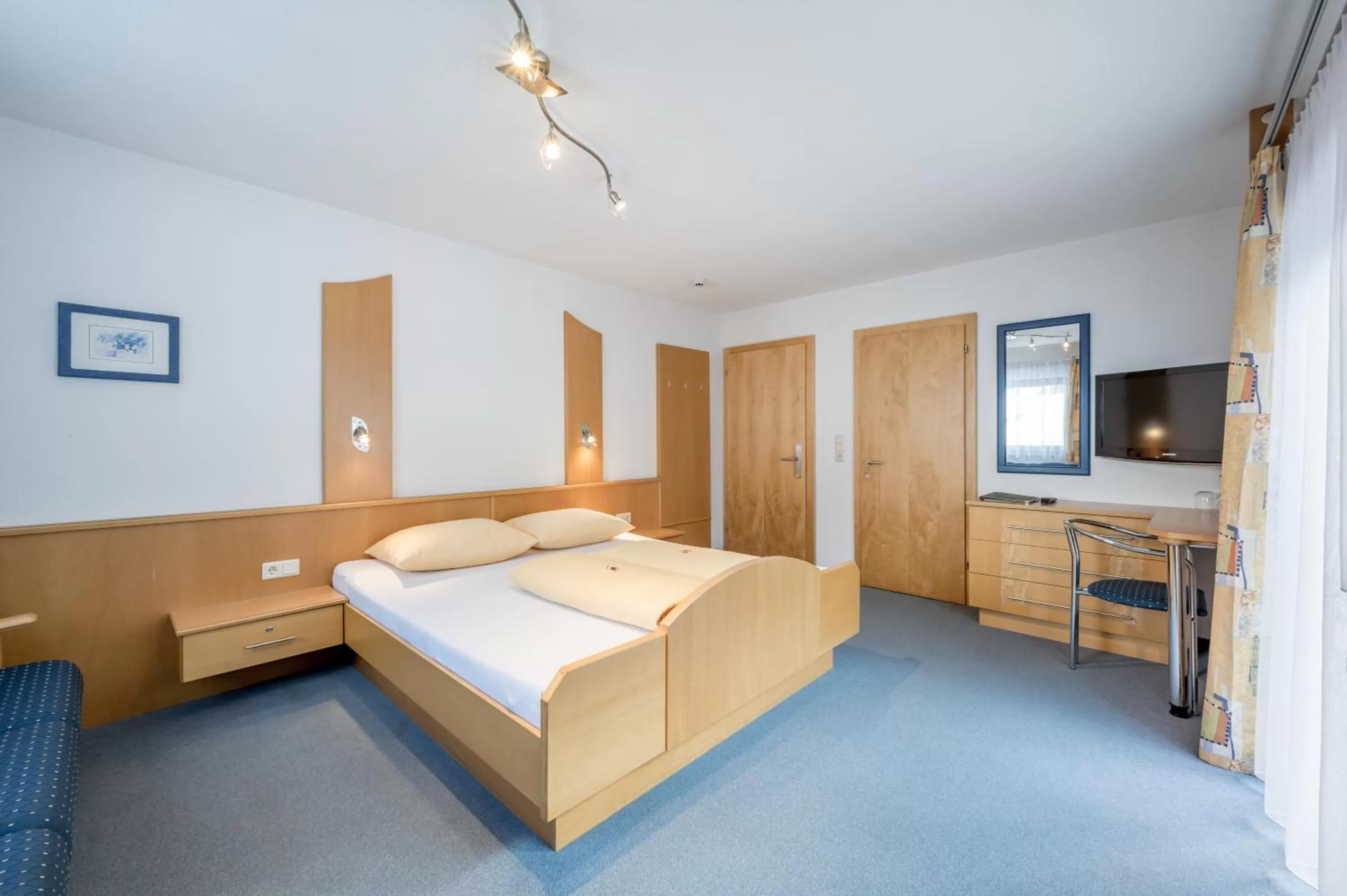 Photo of the whole room, Bed in Seehüter's Hotel Seerose