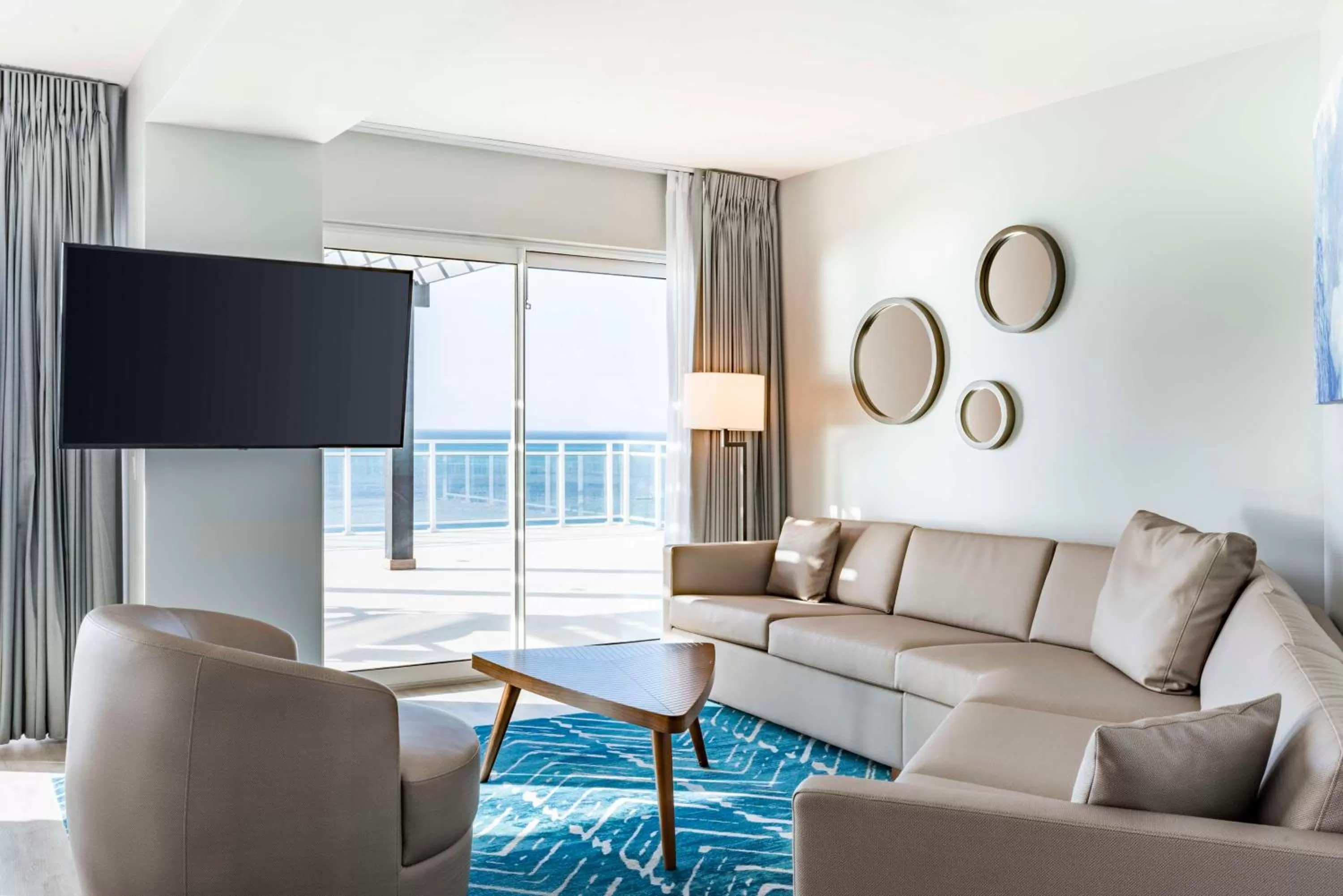 Living room in Embassy Suites By Hilton Aruba Beach Resort