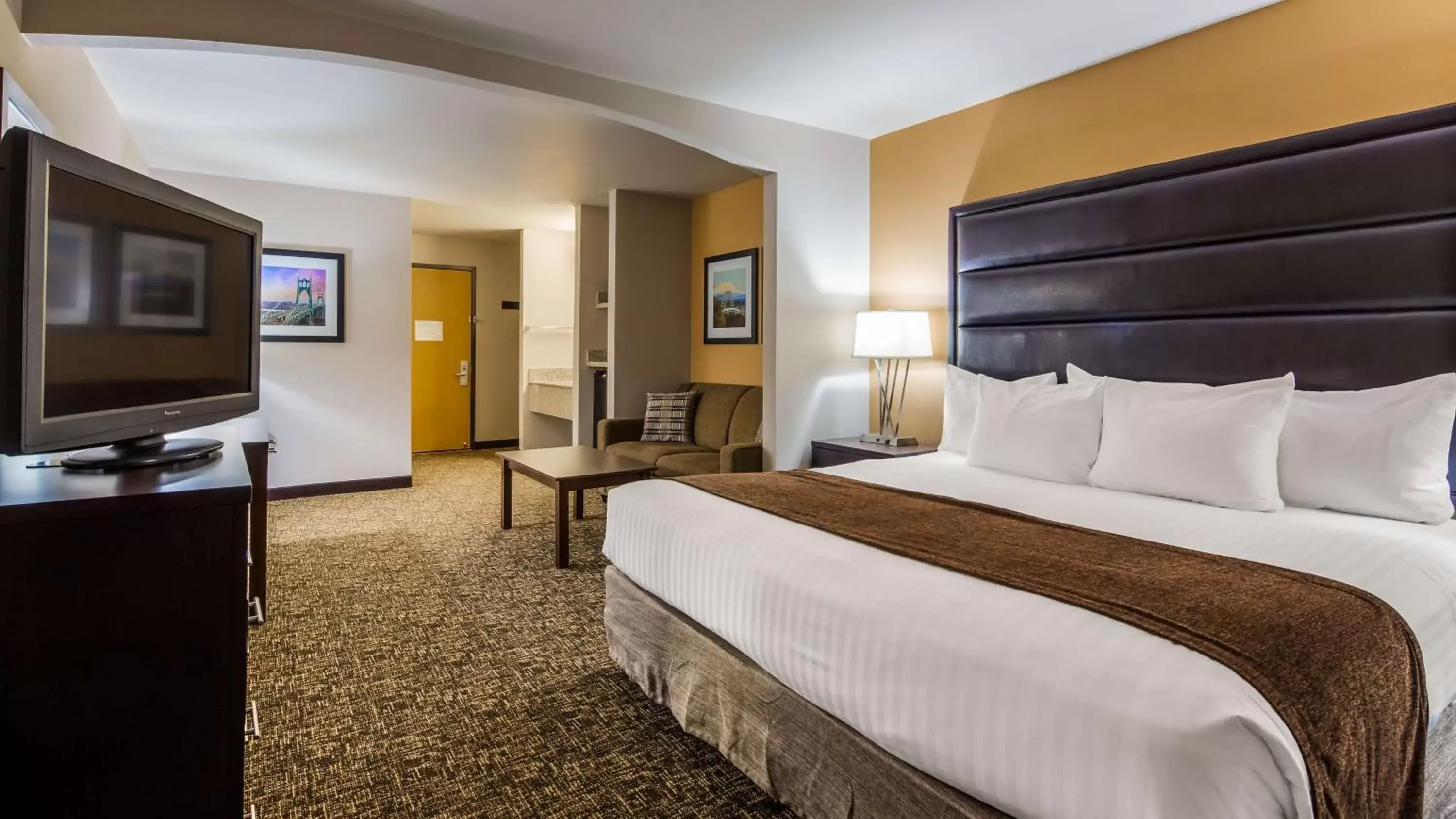 King Room with Sofa Bed - Non-Smoking in Best Western Oak Meadows Inn King Room with Sofa Bed - Non-Smoking in Best Western Oak Meadows Inn