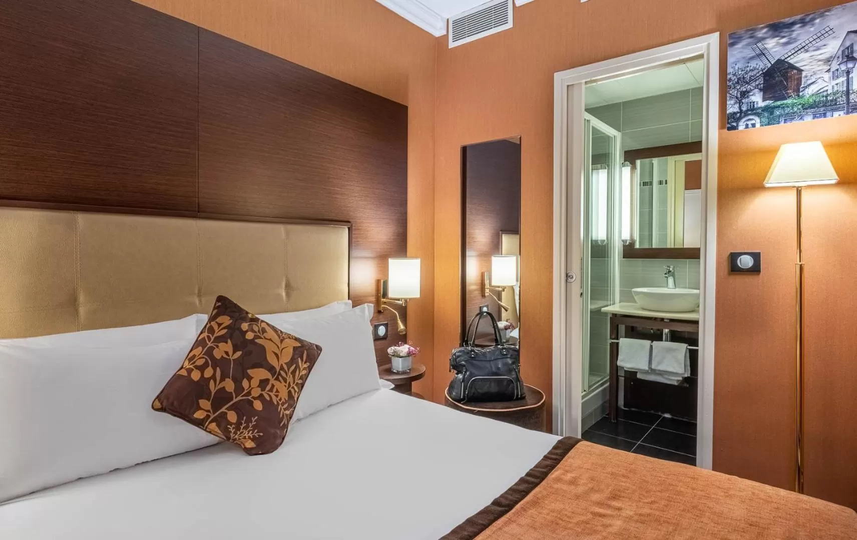 Bed in Hôtel 85 Saint Honore