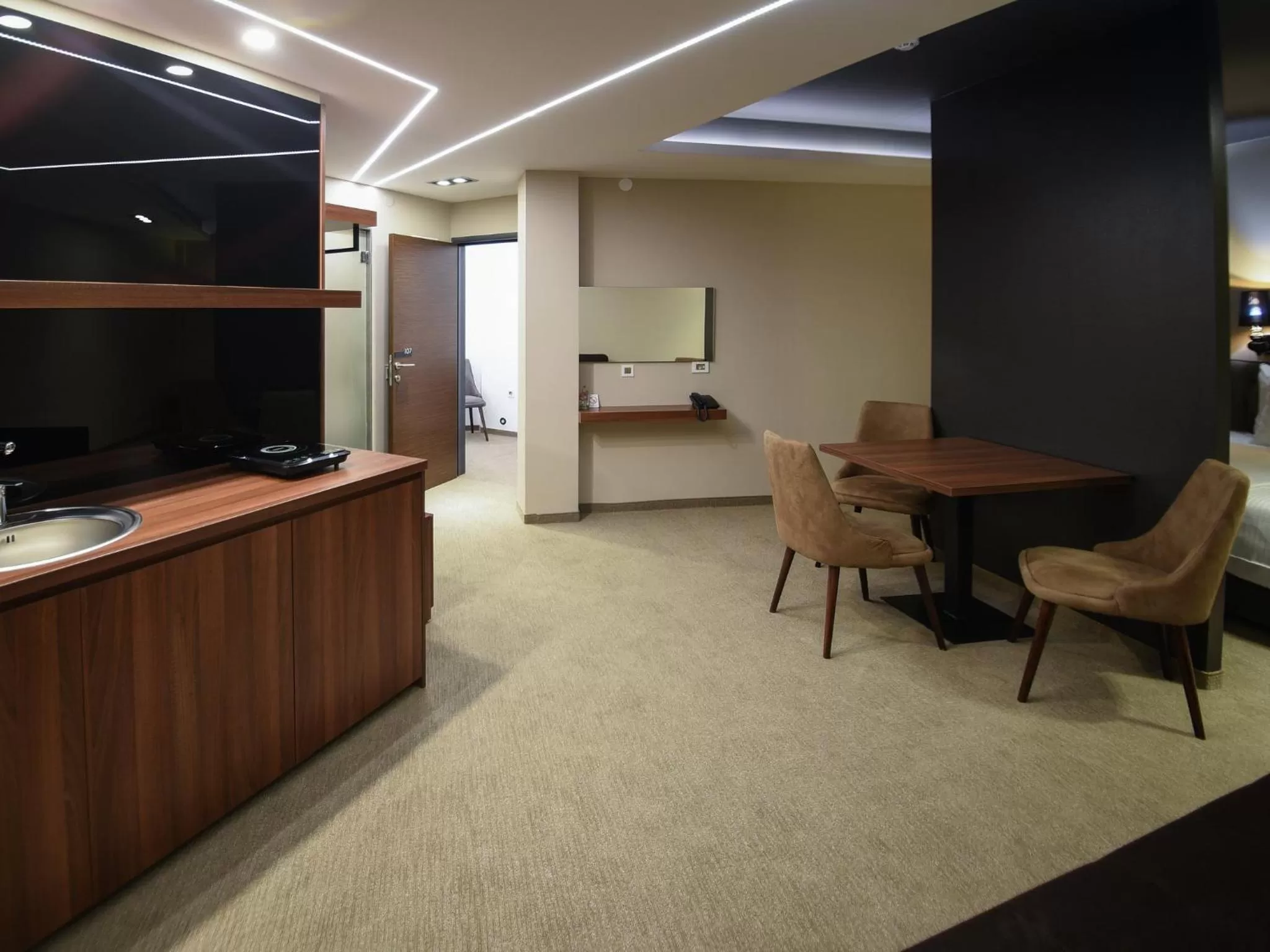 Kitchen or kitchenette, TV/Entertainment Center in Hotel Ideo Lux