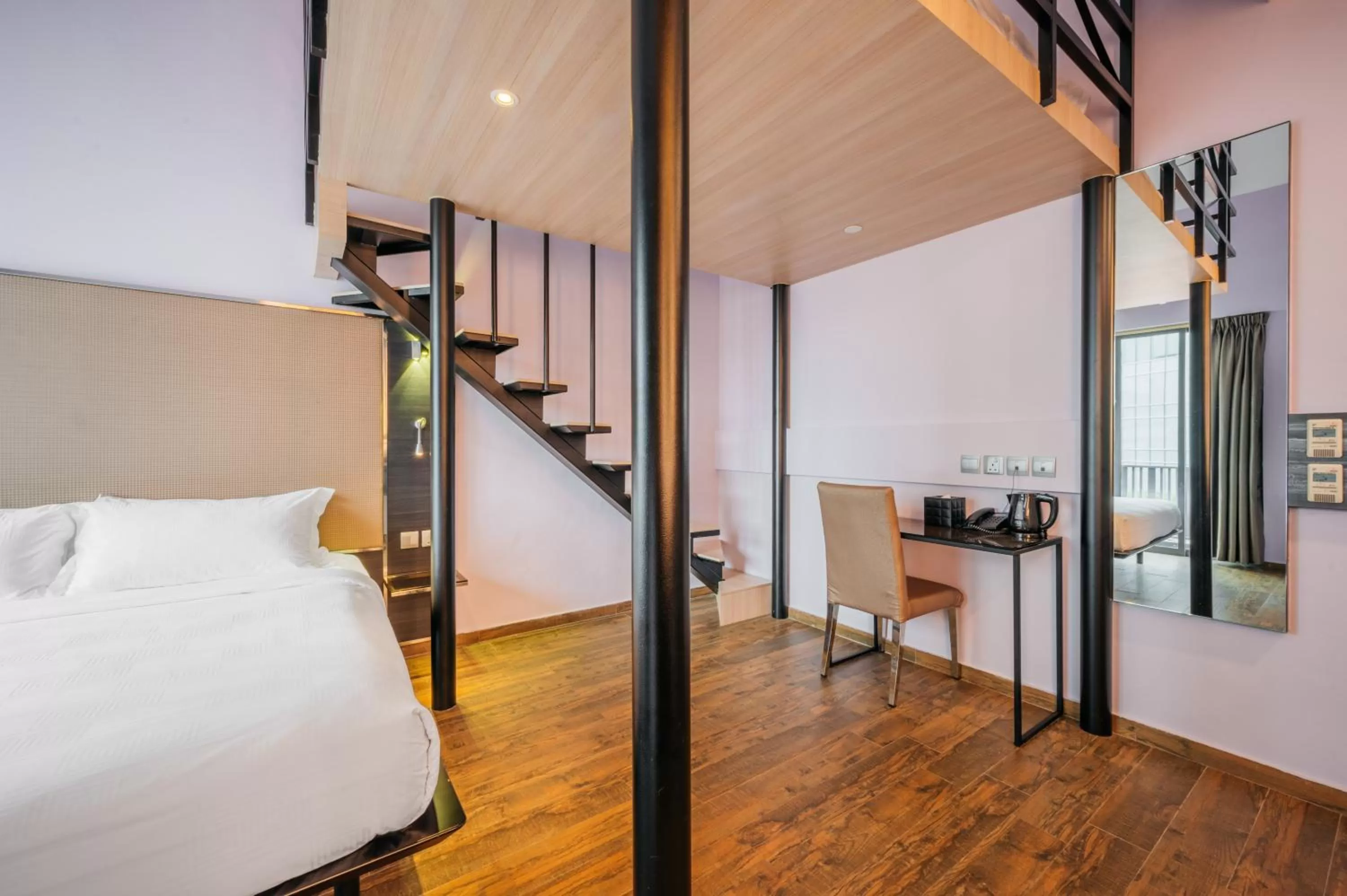 Photo of the whole room, Bed in Mercure Singapore Tyrwhitt