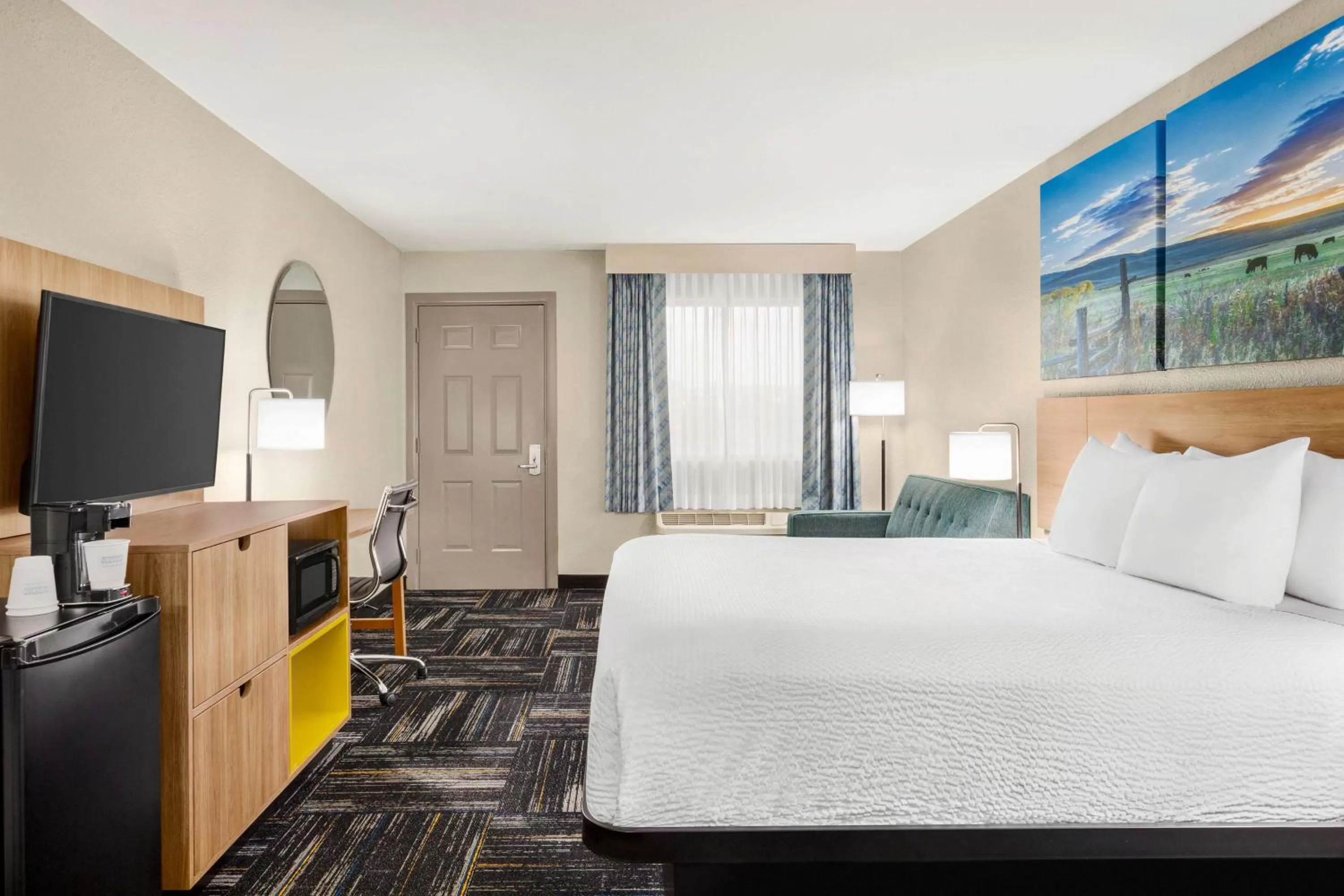 Bedroom, Bed in Days Inn by Wyndham Paris