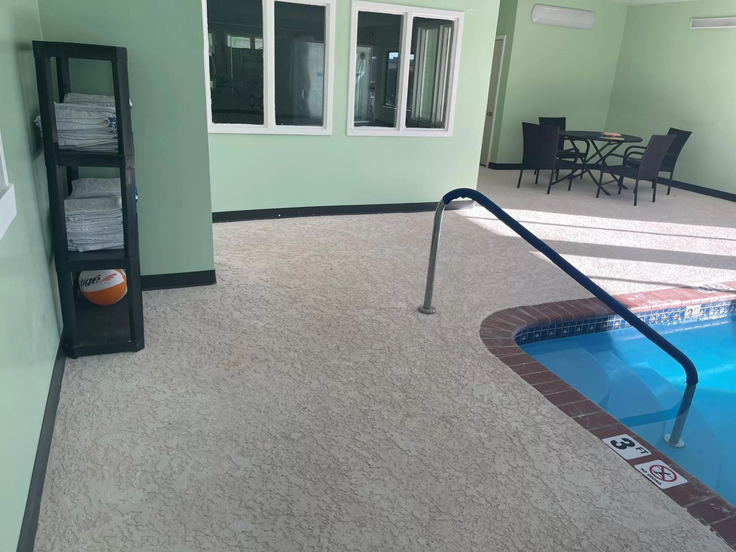 Swimming pool in Quality Suites Abilene Mall Area