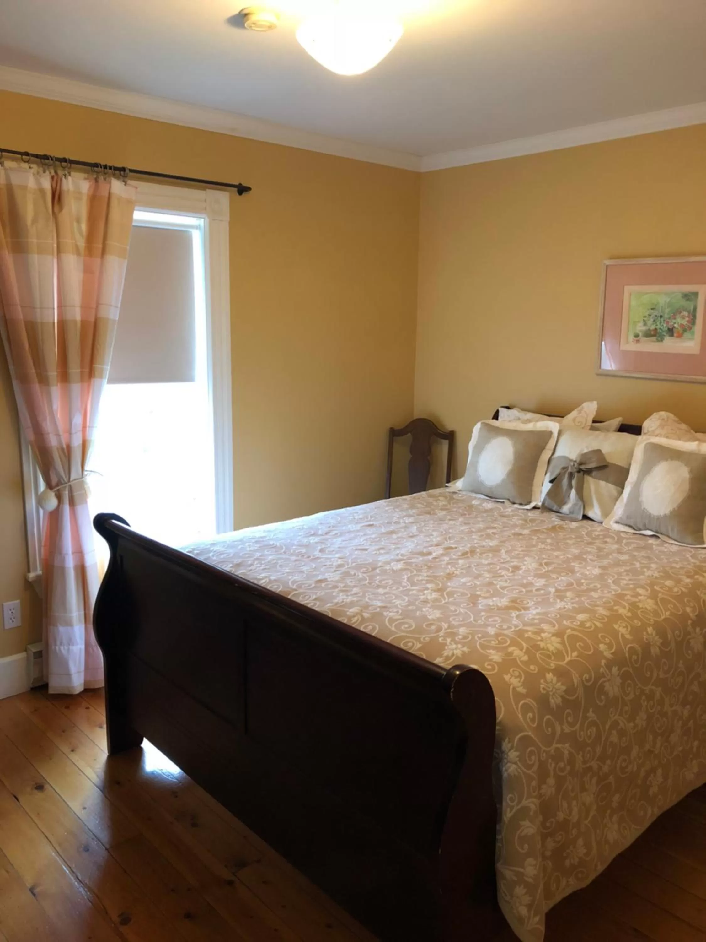 Photo of the whole room, Bed in Auberge d'Anjou-Sūrya Café