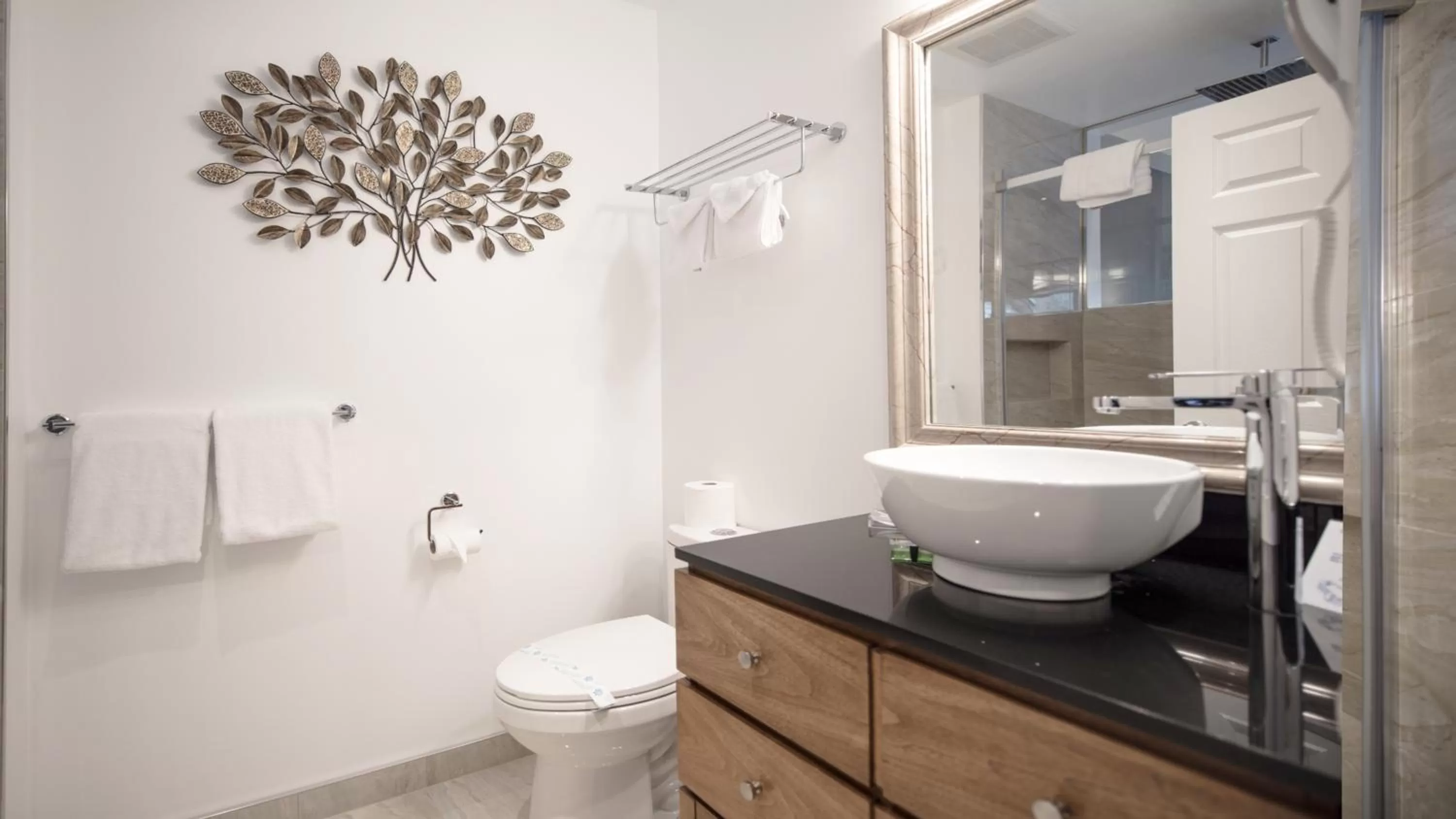 Toilet in Gibsons Garden Hotel