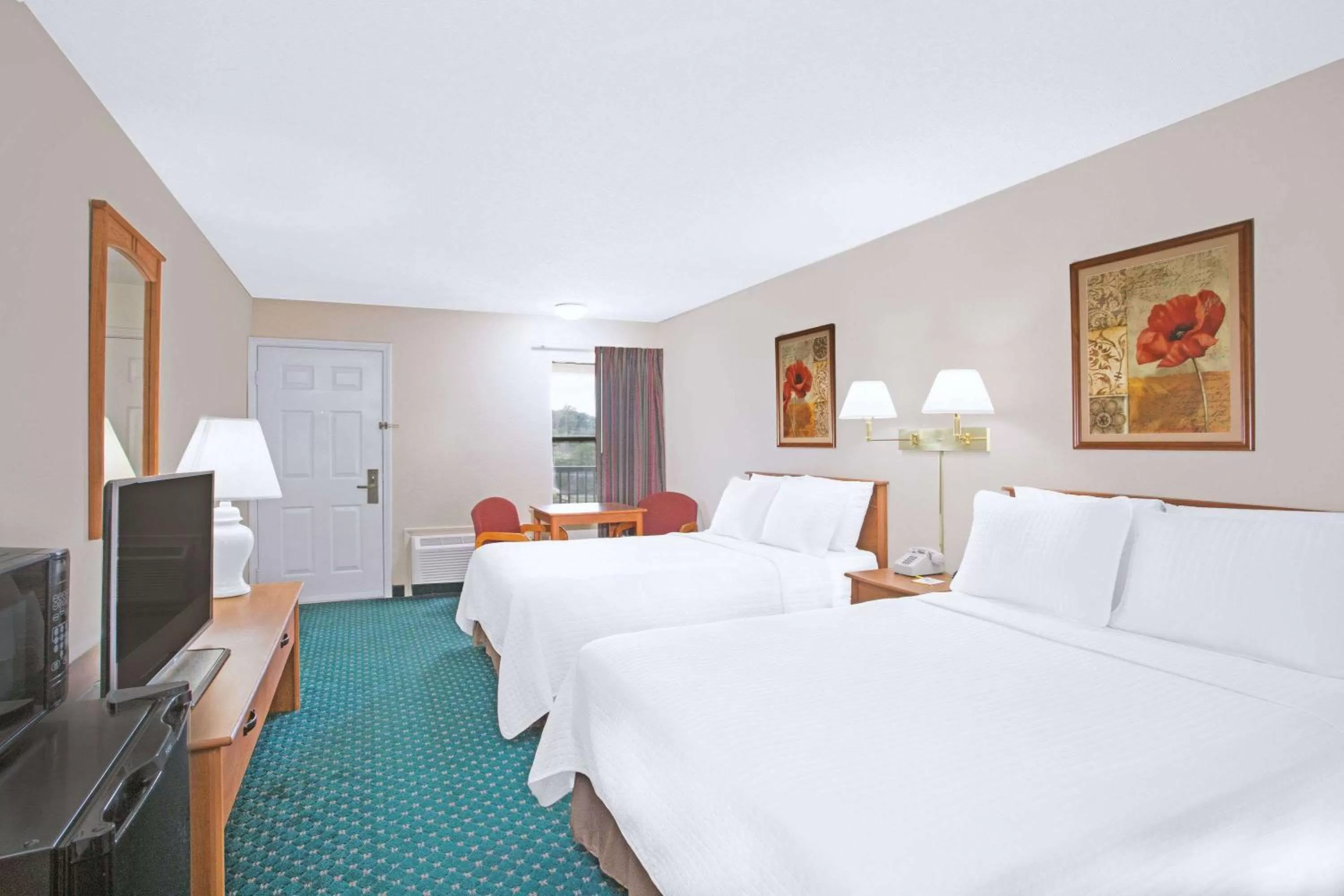 Photo of the whole room, Bed in Days Inn by Wyndham Wytheville