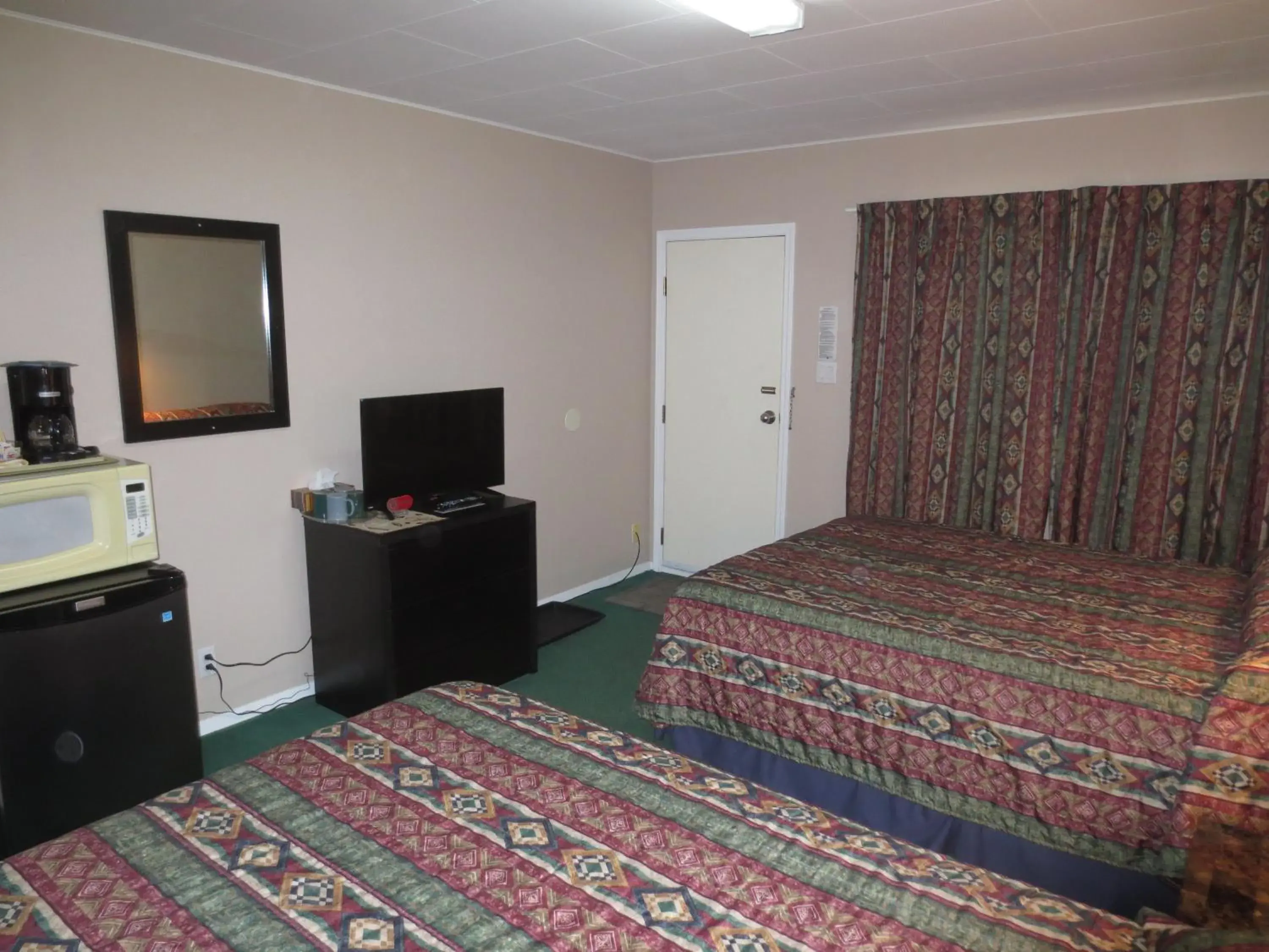 Queen Room with Two Queen Beds in Overlander Motel Queen Room with Two Queen Beds in Overlander Motel