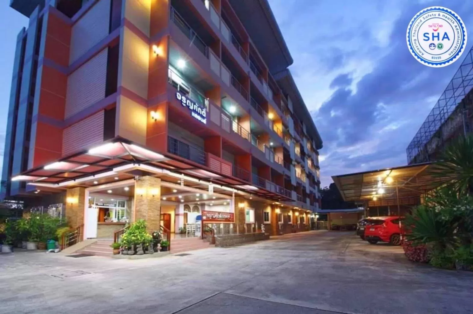 Property building in Jaroonsak Grand