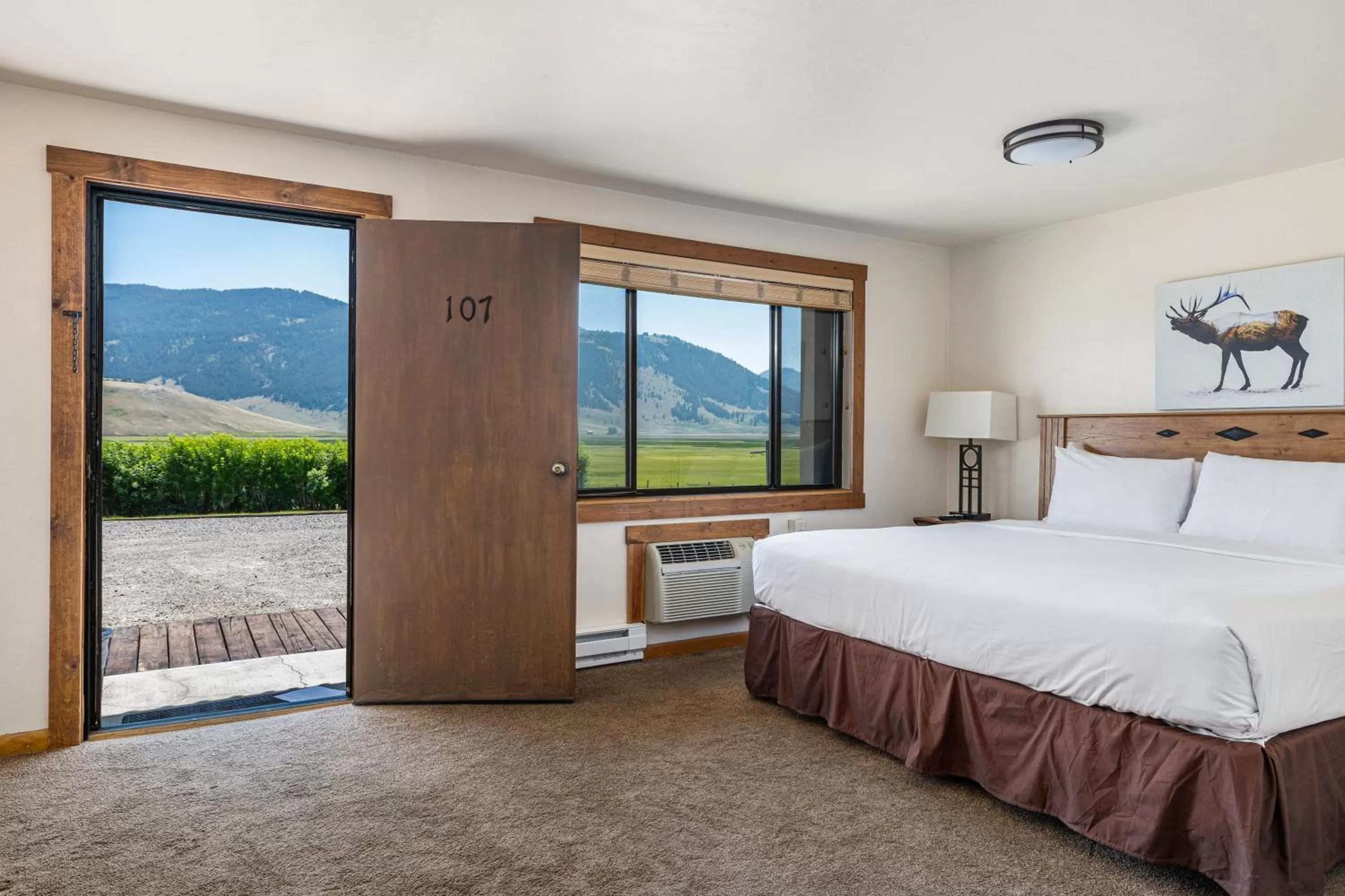 View (from property/room), Bed in Elk Refuge Inn