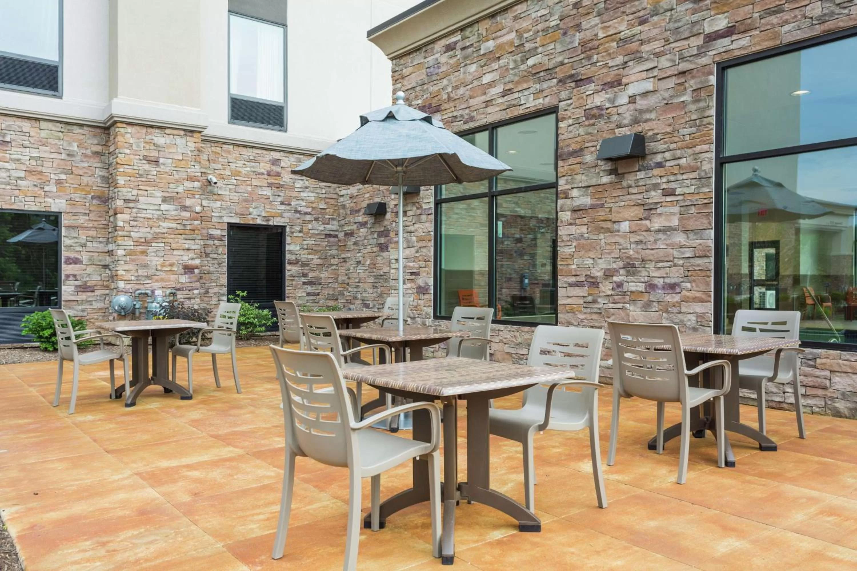 Patio in Hampton Inn Cumberland
