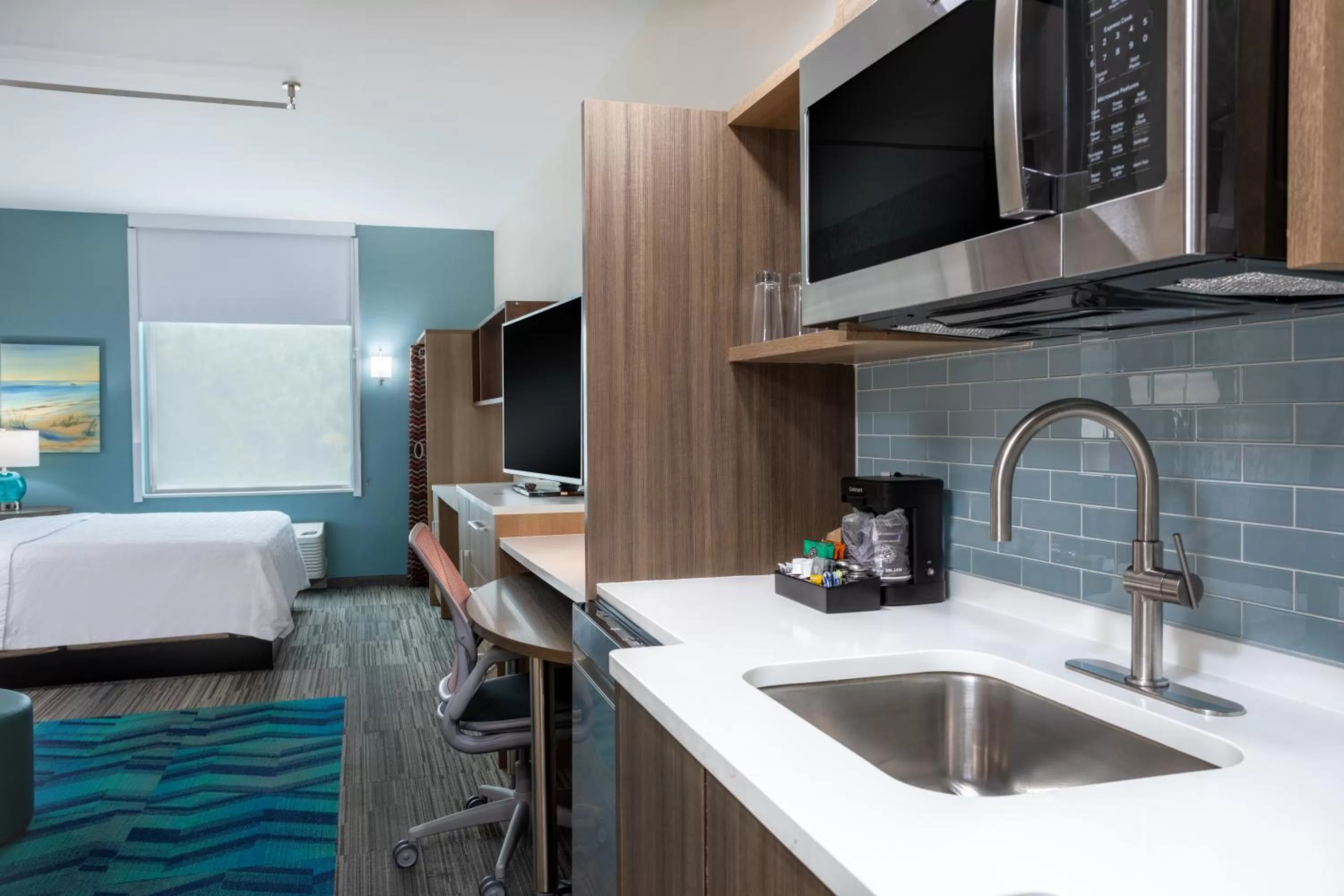 kitchen, Bed in Home2 Suites By Hilton Vero Beach I-95