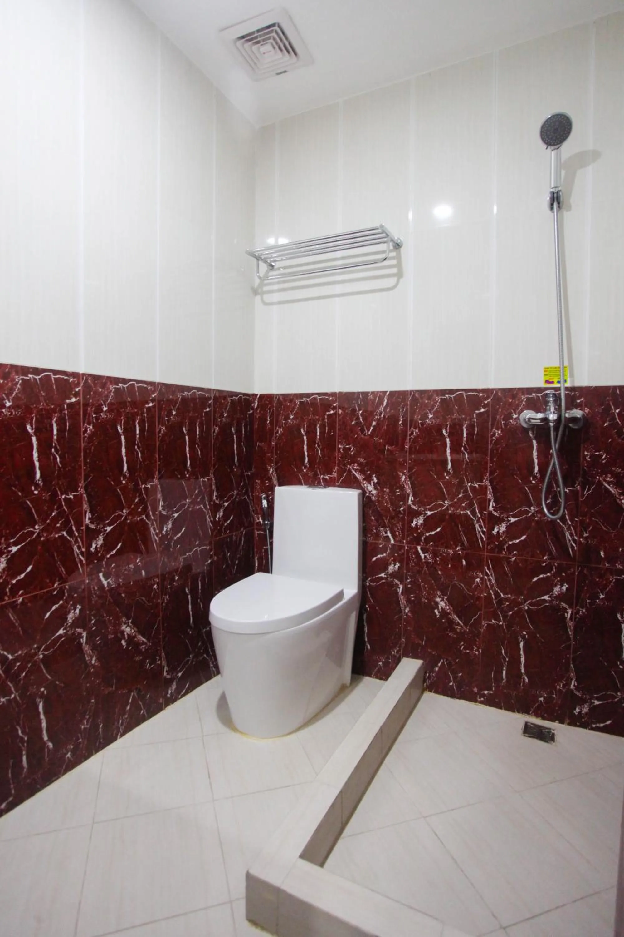 Toilet in Hotel 99 Cubao