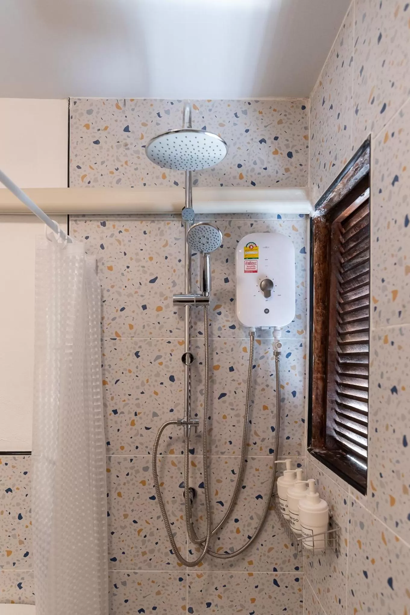 Shower in The Mellow Pillow Hotel @ Chiang Mai Gate