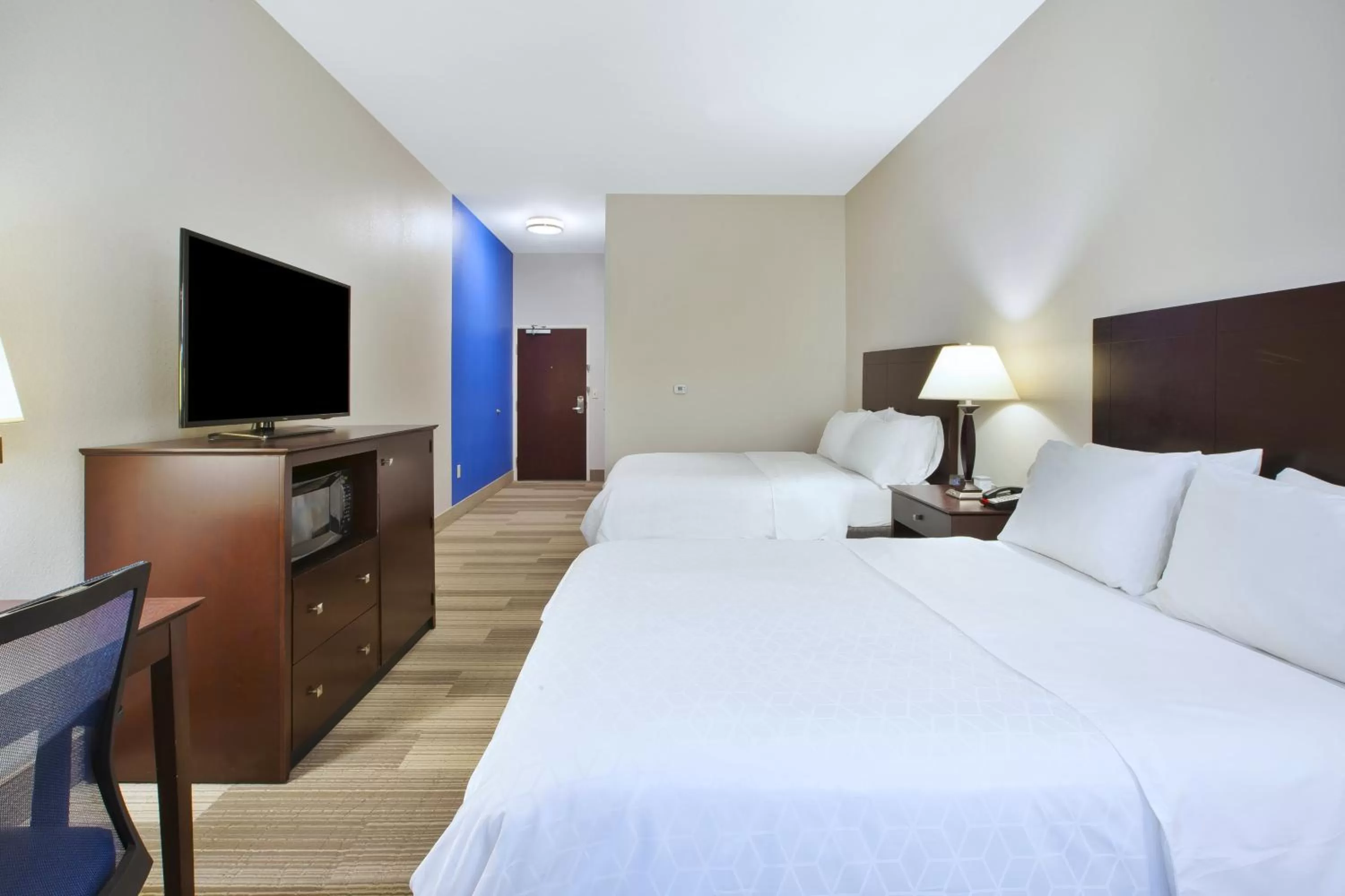 Photo of the whole room, Bed in Holiday Inn Express Niles by IHG