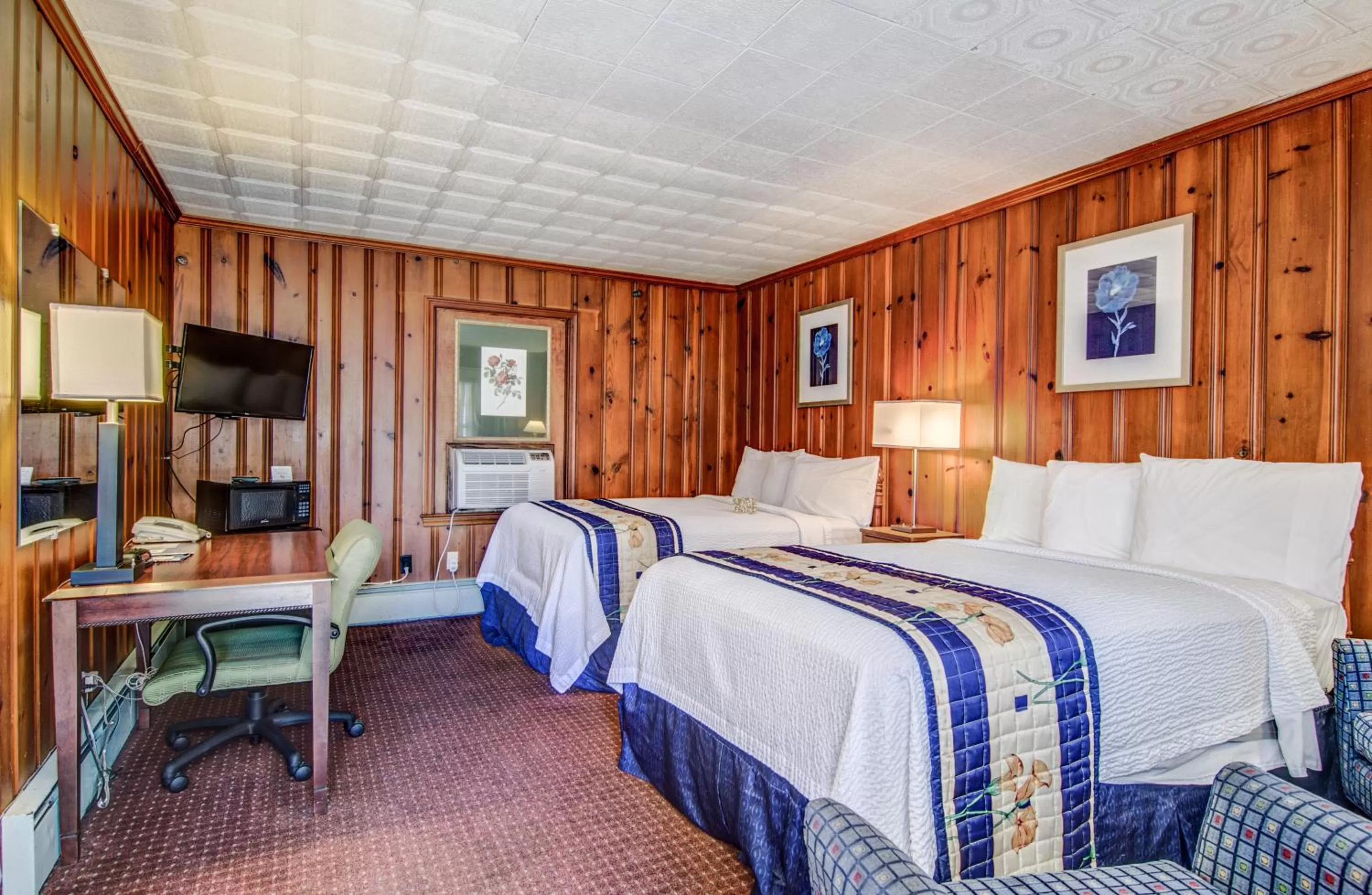 Photo of the whole room in Hancock Motel