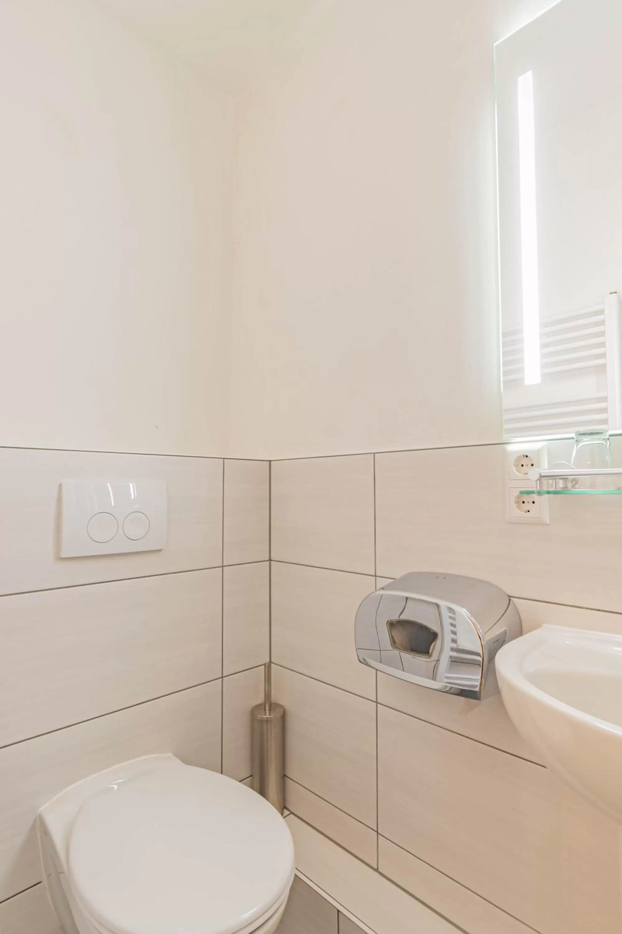 Toilet in Hotel Le Postillon