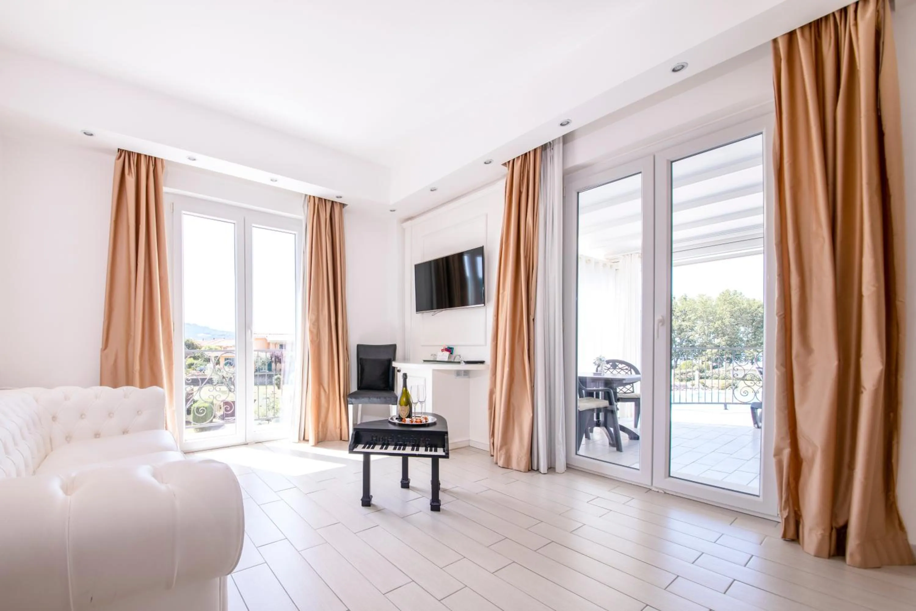 TV and multimedia, Bed in Ludwig Boutique Hotel & Spa