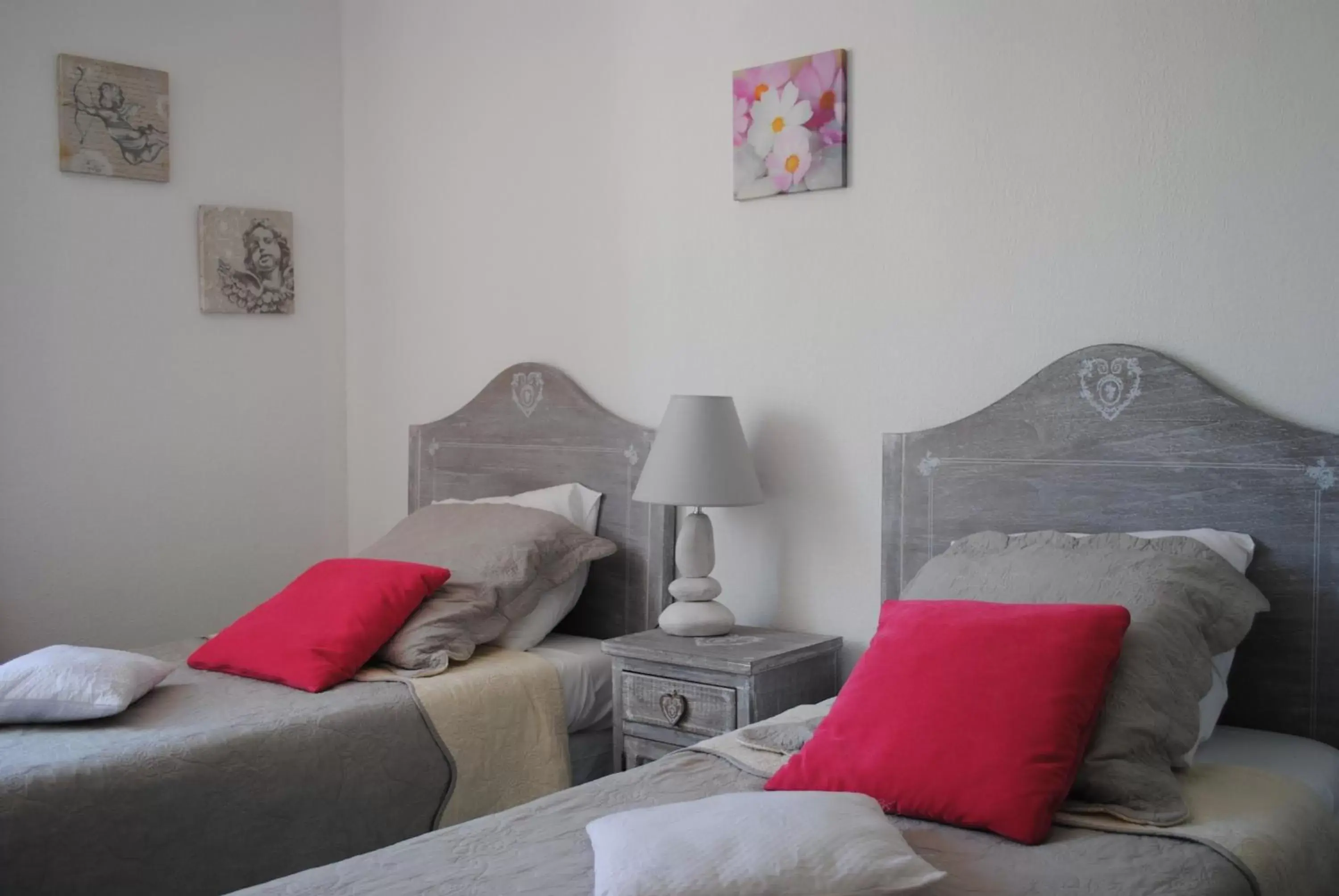 Twin Room in Hôtel Restaurant Le Provençal Twin Room in Hôtel Restaurant Le Provençal