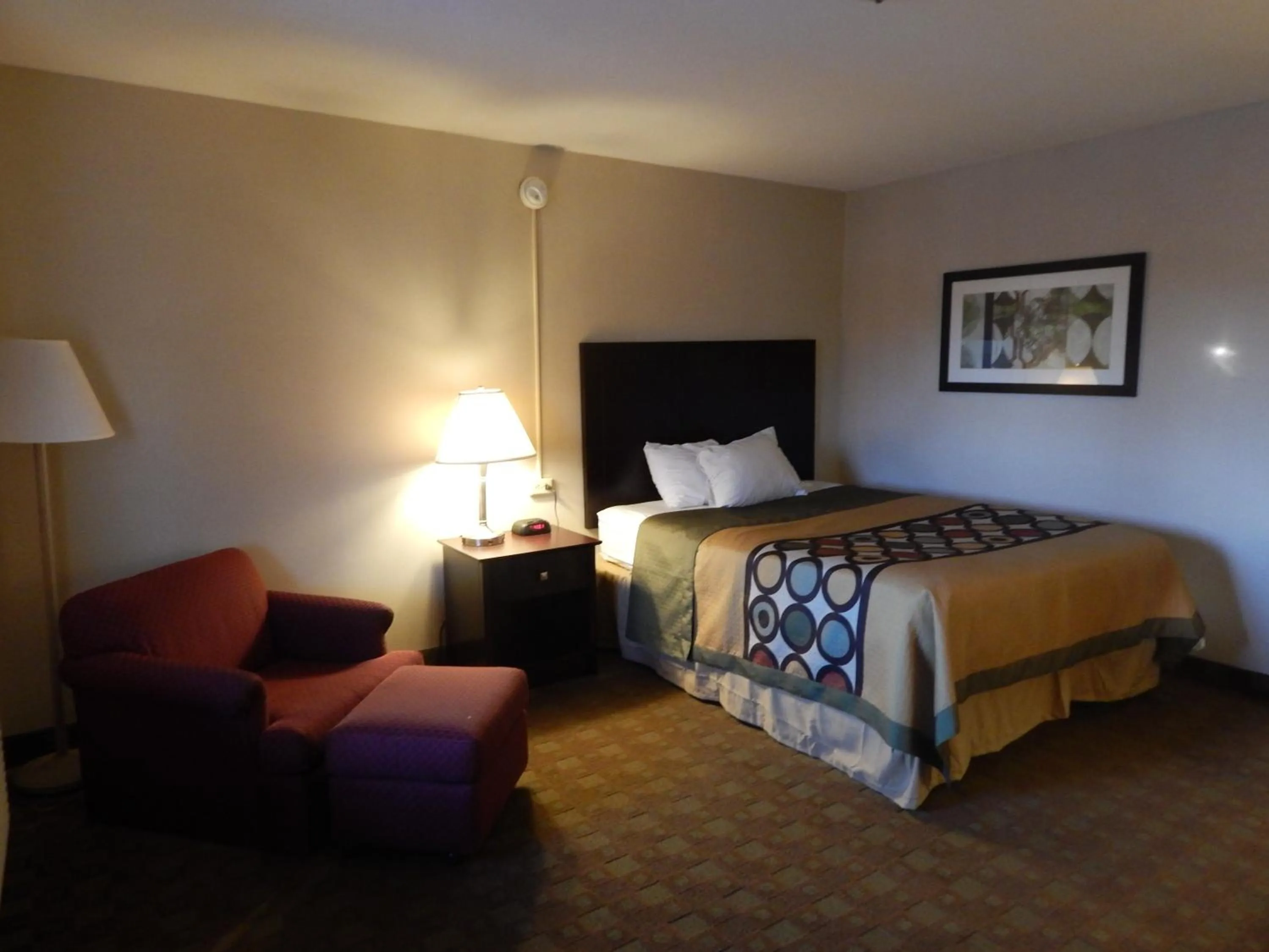Bedroom in Super 8 by Wyndham White River Junction
